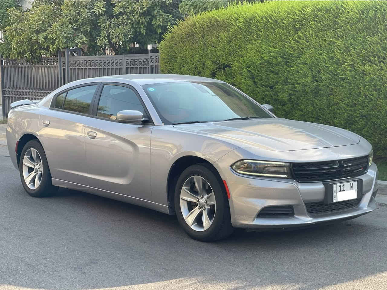 جارجر 2018 SXT وارد خليجي ماشيه 69 الف كيلو متر حقيقي على وضع الشركة برغي ممفتوح بيها الون رصاصي ((بدون صبغ او تبديل بيه بارد مقدار 4 أصابع بمقدمة الجاملغ الأمامي)) 
وخدوش ورصعات شارع بسيطه كما موضحه بالصور والسونار
مكينة 3600 كير طيارة ✈️ داخل جلد احمر شاشة كبيرة + كامرة خلفية وحساسات ، كرسي السايق كهرباء  فول تحكم استيرن تشغيل عن بعد 2 بصمات ، هزة جديدة رقم بغداد دولي بأسمي . للتواصل ***********
