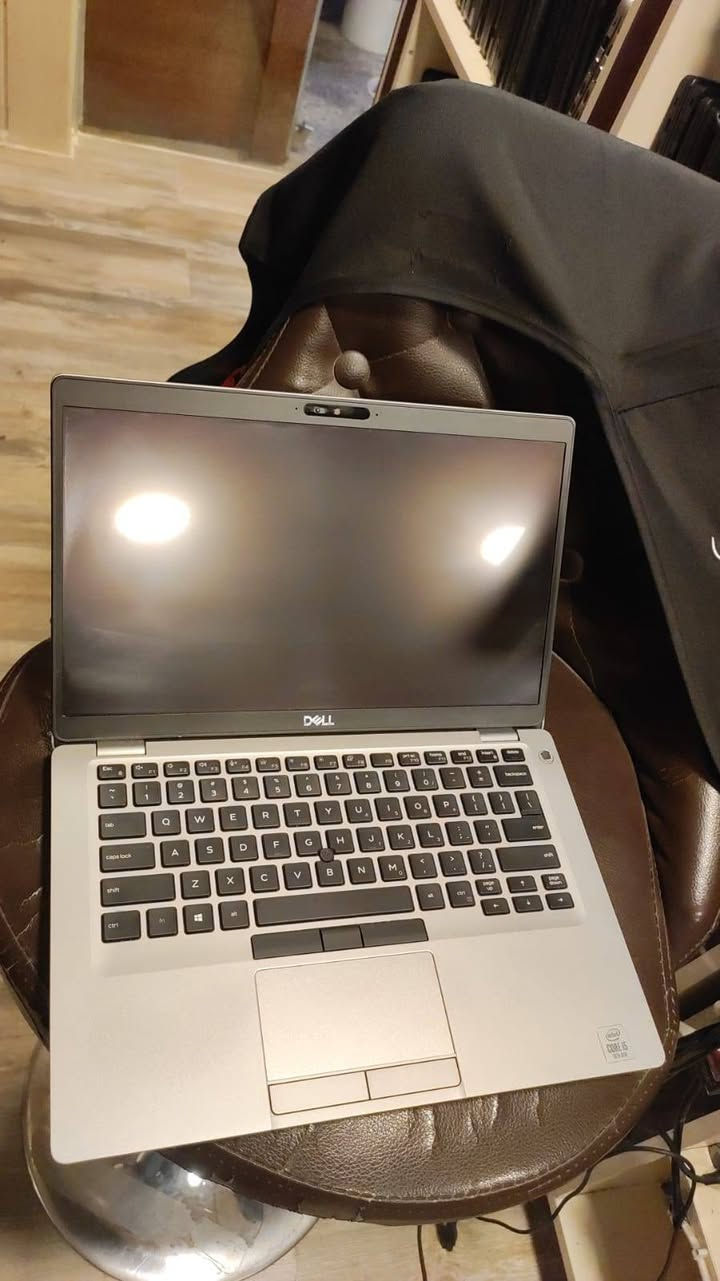 سلام عليكم 
1/لابتوب كور i5 جيل 10 
2/رام 8 (هارد 256SSD)
3/حجم الشاشه 14 انج 
4/(لمس) كيبورد انكليزي و بي لزكات عربي نضافه 95/100 
فقط شخط بسيط بل ضهر تصلن ما يبين 
5/كيبورد RGB
6/شاحنه لاصليه 
السعر 400و بيها مجال للشراي (بسيط)العنوان ميسان حي الشهداء بلخدمي للستفسار الاتصال على الرقم (***********)

