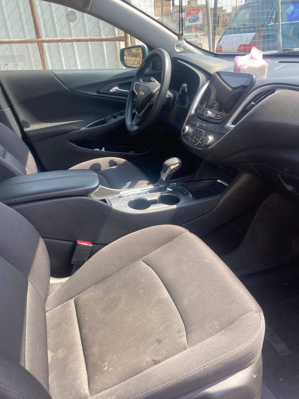 من رخصت صاحب الكروب من الصور اللي دزيتها، هاي *شيفروليه ماليبو Chevrolet Malibu LT*
### 1. *الموديل
 2024* 
- 
### 2. *الفئة والمواصفات*
واضح من الصورة الخلفية مكتوب *LT* على جهة اليمين. هاي الفئة الوسط.

*المواصفات اللي تظهر بالصور:*
- *المحرك*:  1.5 لتر توربو 4 سلندر، 163 حصان، مع كير 6 سرعات أوتوماتيك. هذا المحرك الأساسي للـ LT.
- *الداخلية*: مقاعد قماش رمادي غامق، شاشة 8 إنج لمس مع Apple CarPlay و Android Auto، تكييف أوتوماتيك، كاميرا خلفية، حساسات ركن خلفية، ستيرن مالتي فانكشن.
- *الخارجية*: جنط ألمنيوم 17 إنج 5 دبل سبوك، مرايا كهربائية، لايتات هالوجين.
- *السلامة*: 6 وسائد هوائية، مانع انزلاق، نظام ثبات إلكتروني، تحذير مغادرة المسار.

*المواصفات اللي ما موجودة بالـ LT:*  تدفئة وتبريد كراسي، شحن لاسلكي. هذني يجن بالفئة LT

### 3. *اللون*
اللون *رمادي ميتاليك فاتح* - شيفروليه تسميه *Satin Steel Gray Metallic*. لون عملي، بارد شوي بالصيف، وما يبين بيه التراب بسرعة.

### 4. *
- السيارة 
- نضافتها جيدة من برة، بس المقاعد تحتاج تنظيف.
 السعر خاص  هاذا الرقم بي واتساب راسلني او تئمر امر  (***********) او هاذا خط (***********) 
>>>>>>>>>>>> السعر خيال<<<<<<<<<<<<
