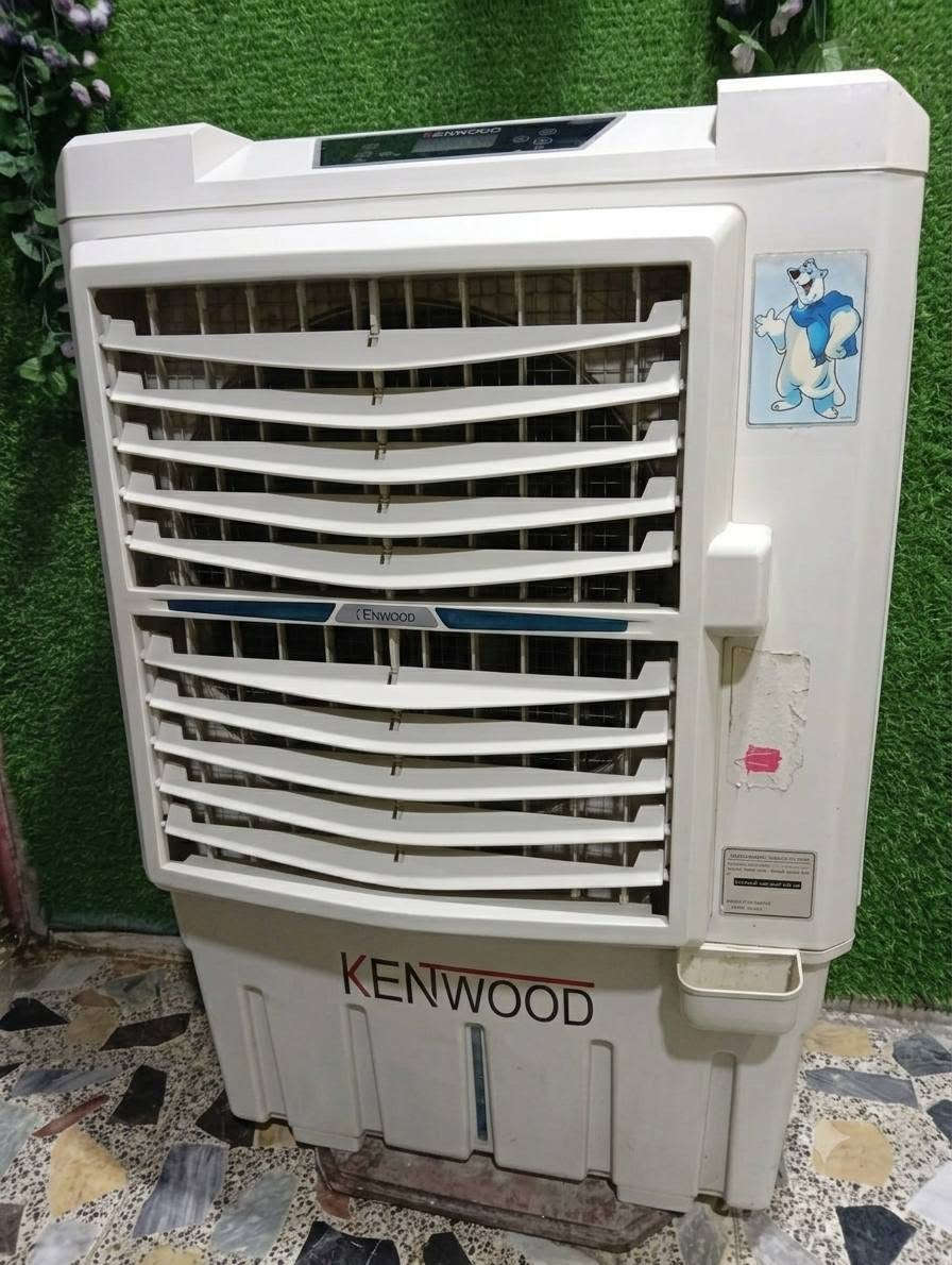 مبردة حجم كبير نوعها KENWOOD الاماراتيه نضيفه مستعجلين ع بيعتها ب٥٠ الف فقط الرقم ***********
