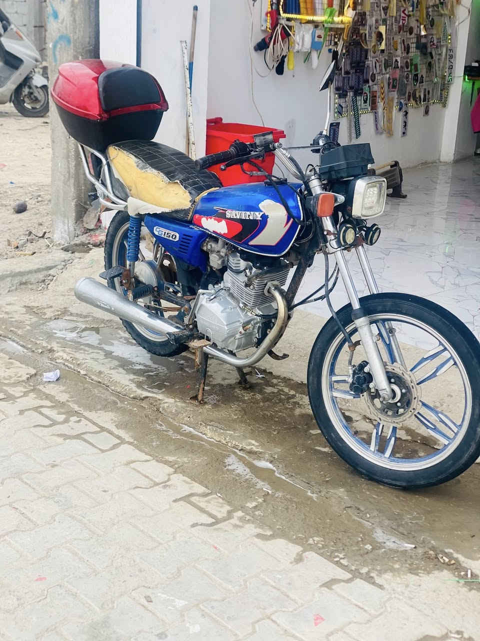 السلام عليكم دراجة سيفان موديل2020متروكة من زمان لدراجة محتاجة ترتيبات المحرك برغي مامفتوح بي كفالة اوراق بغداد مكان واسط قضاء الزبيدية الشراي يتصل ويدلل***********لخاص مغلق 🔏
