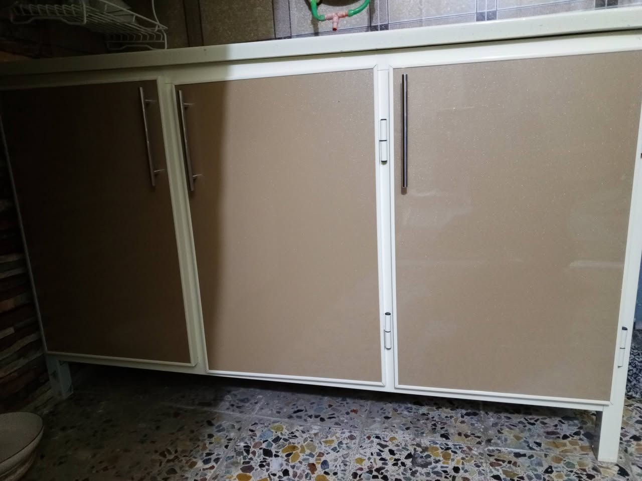 السلام عليكم
كاونتر اللبيع متر ونص 
سنك مرمر والحوض ستيل 
تزكام مو سوكي جديد 
سعر ٣٥٠ 
رقم الهاتف ***********
