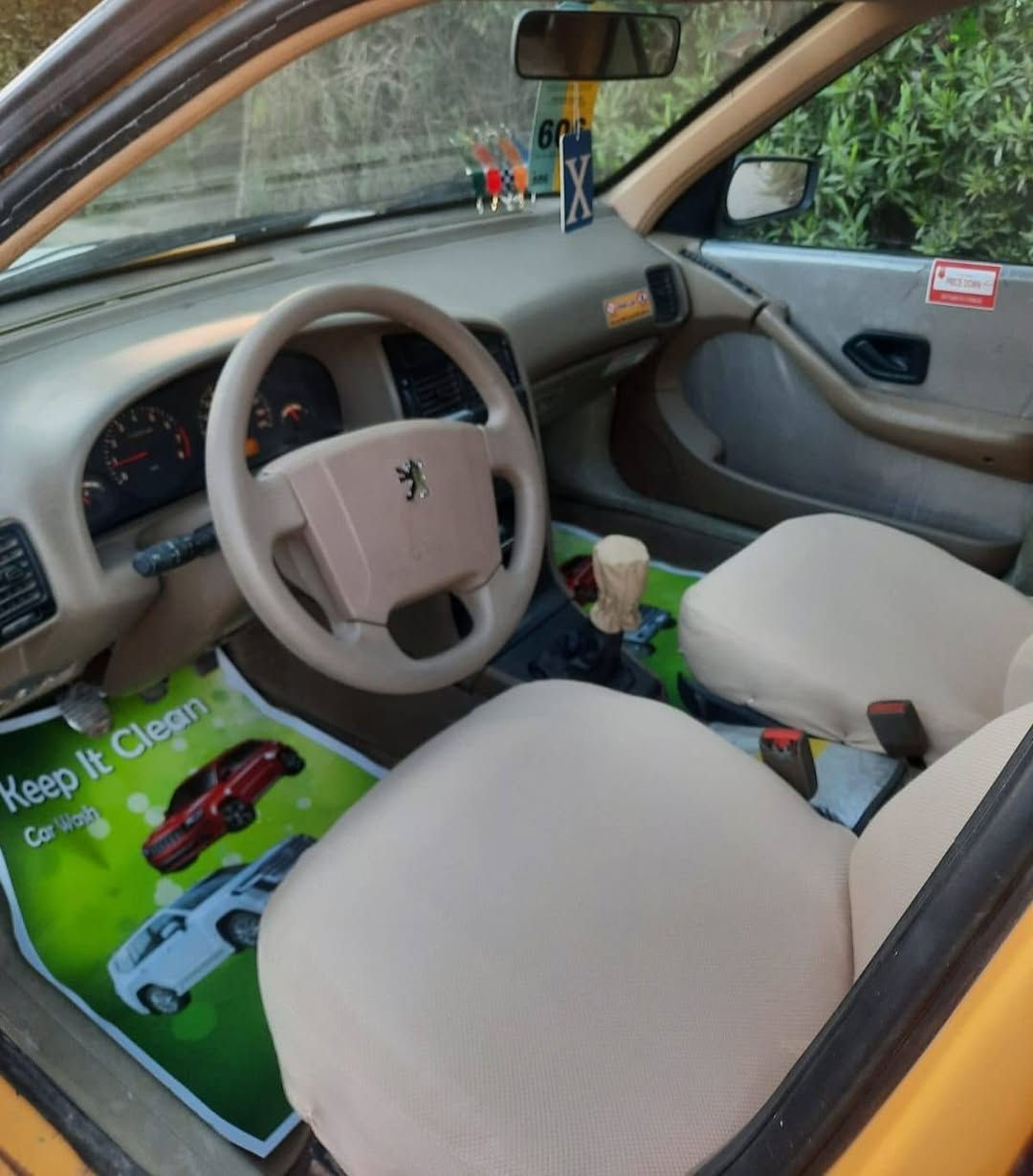 للبيع بيجو  جي ال اكس موديل 2010 داخل عسلي محدثة 16 رقم بغداد انكليزي رقم وسنوية وهزة جديد تحويل ثاني يوم السيارة جاهزة محرك وكير صدر خلفي أمامي باتري جديد تبريد شغال مصفرة هيئة وغرامات السيارة بدون ضربة فقط بيها صبغ الداير مال الجاملغ الخلفي والدوسات وهاي صورها كدامك الشراي يجي ويشوف بعينة السعر 33بيها مجال قليل للشراي مكان السيارة بغداد مكلف بالنشر اتصل على الرقم فقط ***********
