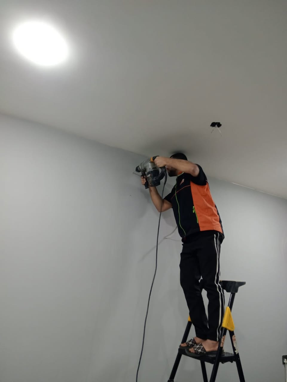 "دقة في التنفيذ.. وأمانة في العمل. من موقعنا اليوم  [في منطقه حي الأعلام ]، مستمرون بتقديم الأفضل."
اخوكم ابو علي ***********
***********
