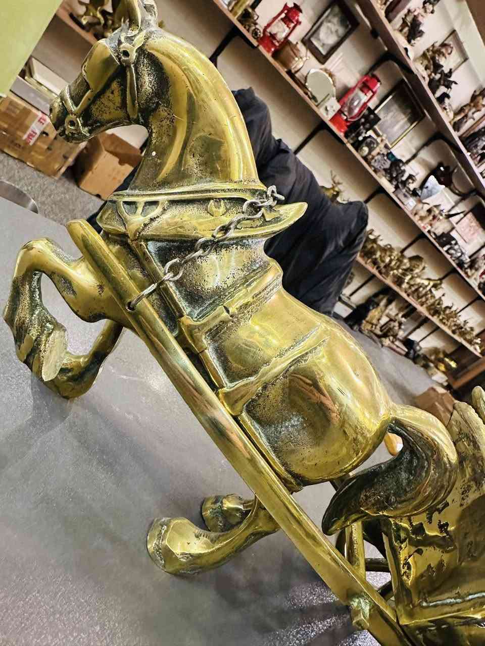 عربة وفرس نحاس ثقيل وزن 6 كيلو   طول 44سم نظافة تامة
*********** واتساب المحل في السليمانية يوجد توصيل
