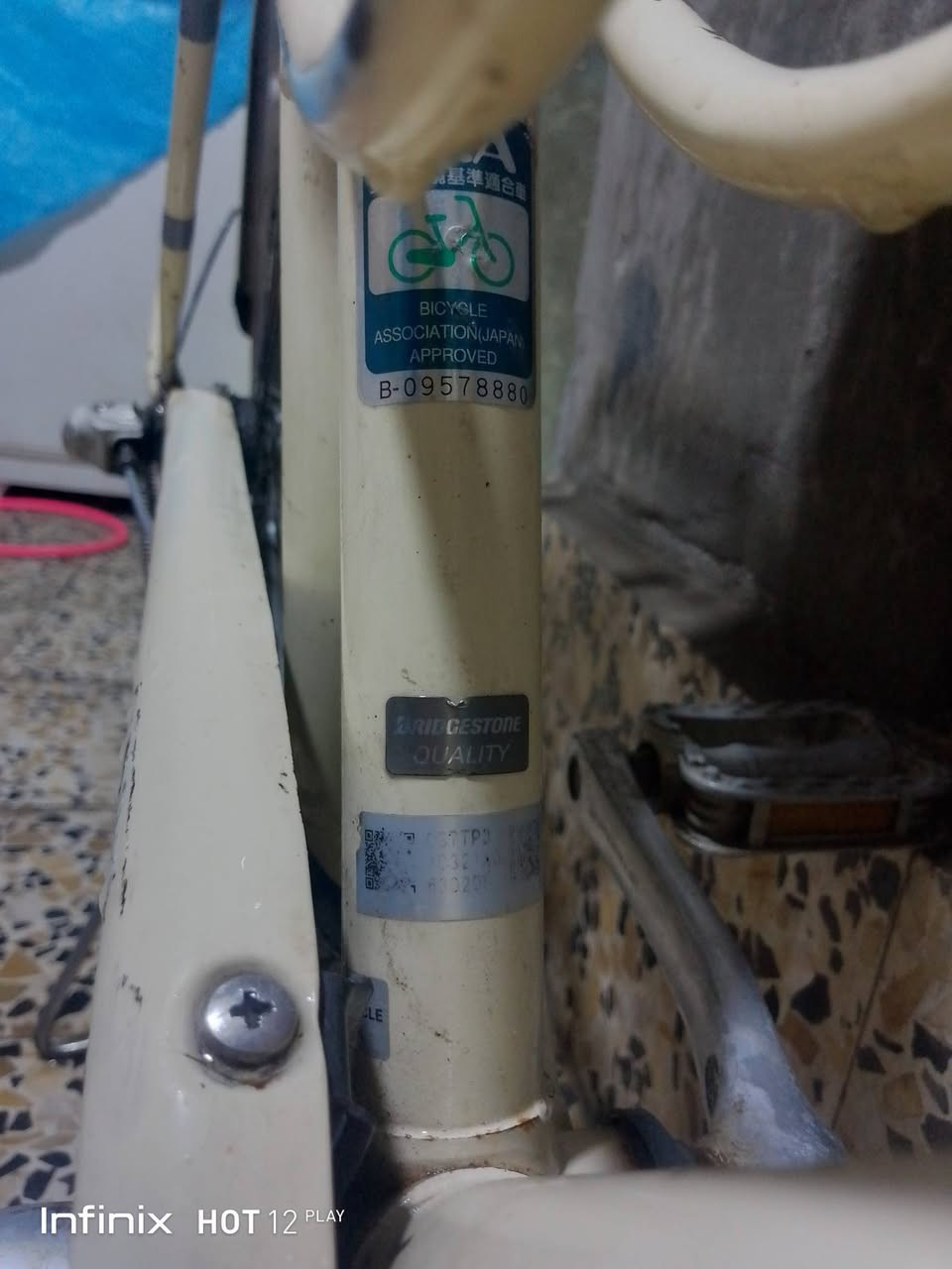 سلام عليكم شباب
 شباب بيسكل سياحي حجم 27 نضيف80بالمية
 شغالهة بريكاته وبدالته اوتماتيك شغاله بيسكل ياباني ماركه معروفه عالمية بريدجستون 
بيع 70 الف  لو مراوس بيسكل رود رياضي نضيف


**إذا كنت صاحب هذا الإعلان وتريد حذفه لأي سبب، رجاءا أرسل رسالة إلى الدعم الفني**