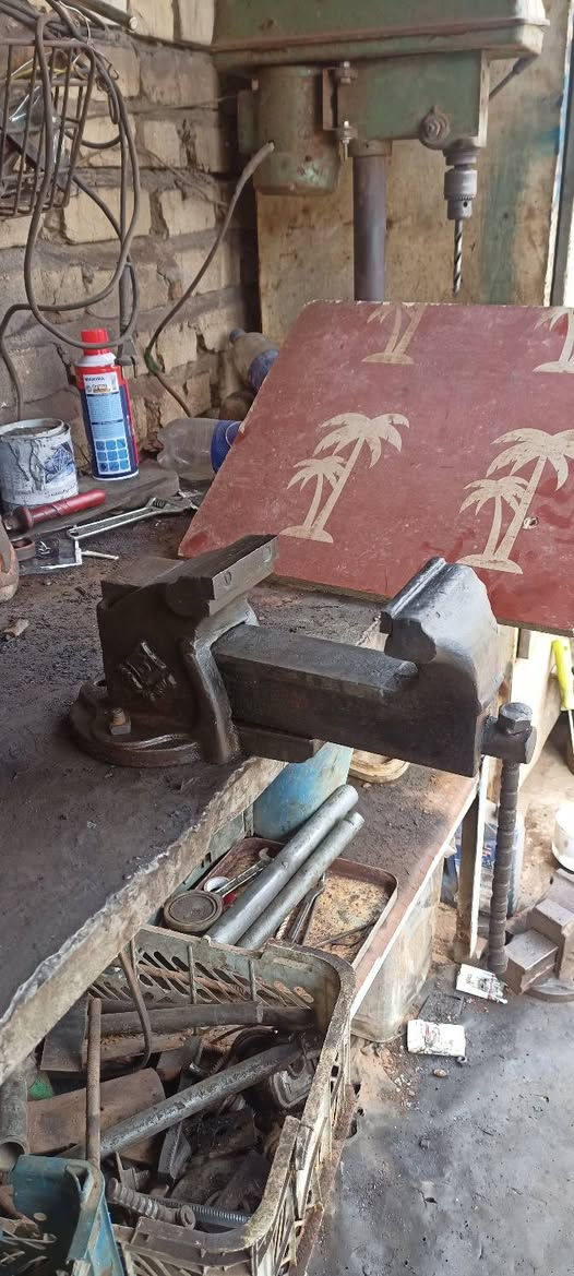 سلام عليكم منكنه حديد قديمه حجم 5نج ام نجمه 
تفتح 13سانتيم 
عرض فج 10سانتيم 
*********** بي واتساب
