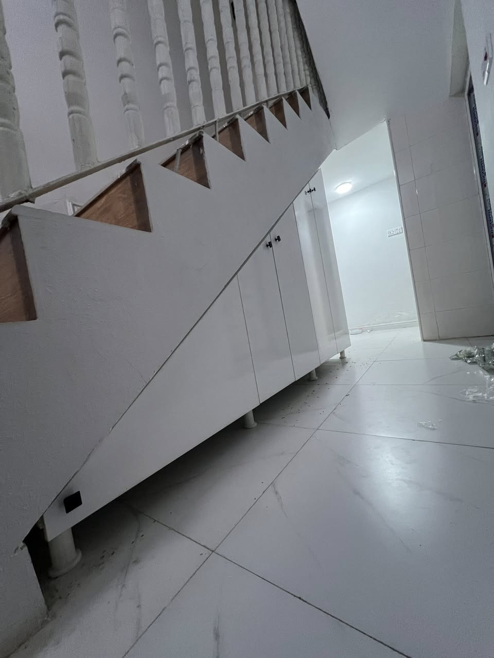 السلام عليكم
جزء من اعمالنا مخزن تحت الدرج
لحفظ اكياس الطحين والبقوليات 
وكل غراض البيت 
***********
