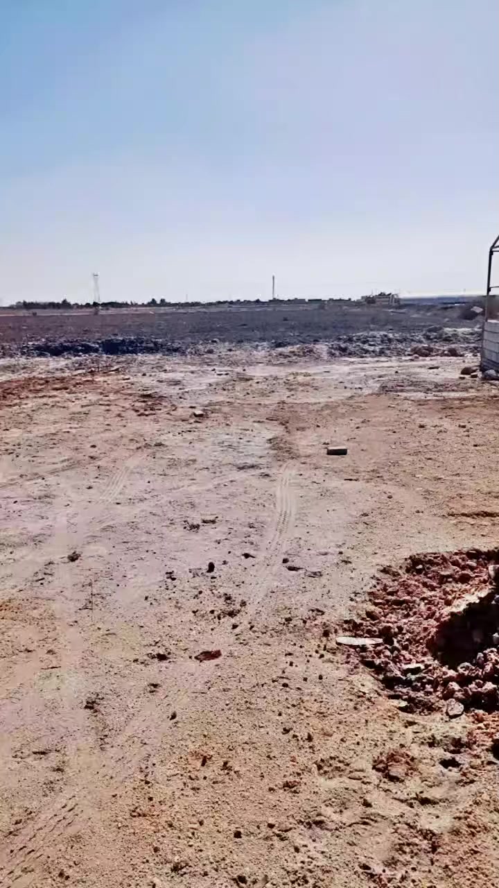 السلام عليكم 
أرض للبيع ( طابو ) المساحه دونم إله ربع / 

يتوفر جميع الخدمات طريق الزوار / مقابل الشويه 
الشراي يتصل ***********
