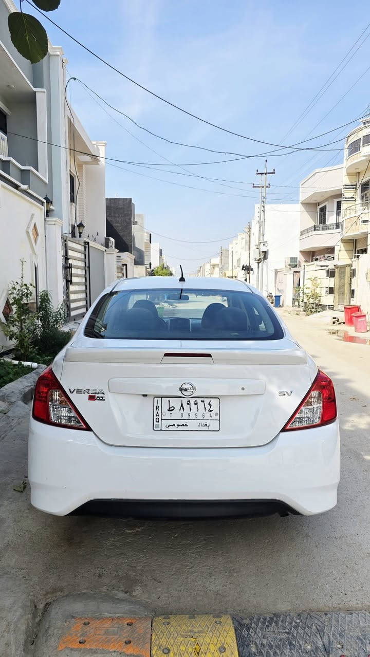 ( اللهم صل على محمد وآل محمد )
**** جمعه مباركة ******
نيسان فيرسا وارد امريكي 
ضررها فقط بابتين صور الضرر مرفقه وصورة السونار ايضا 
محرك ١٦٠٠ سي سي 
سيارة جديدة كلش 
ماشية ١٠٣ الف كيلو متر 
رقم بغداد تحويل ثاني يوم بأسم المشتري 
مواصفات شاشة كبيرة تحكمات جهتين سنتر لوك كامرة خلفية 
السعر 108 بيها مجال قليل للشراي 
للأستفسار التواصل على الأرقام 
***********
***********
