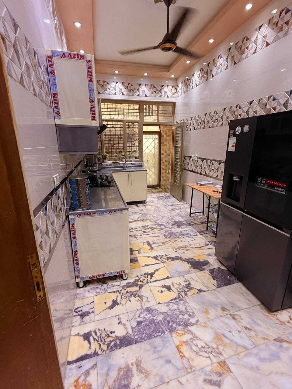 الدار للبيع مساحة ١١٠ متر العنوان الشعله الأولى خلف البازيخانة بيت بناء حديث البيت ركن للإستفسار اتصل على الرقم ***********
