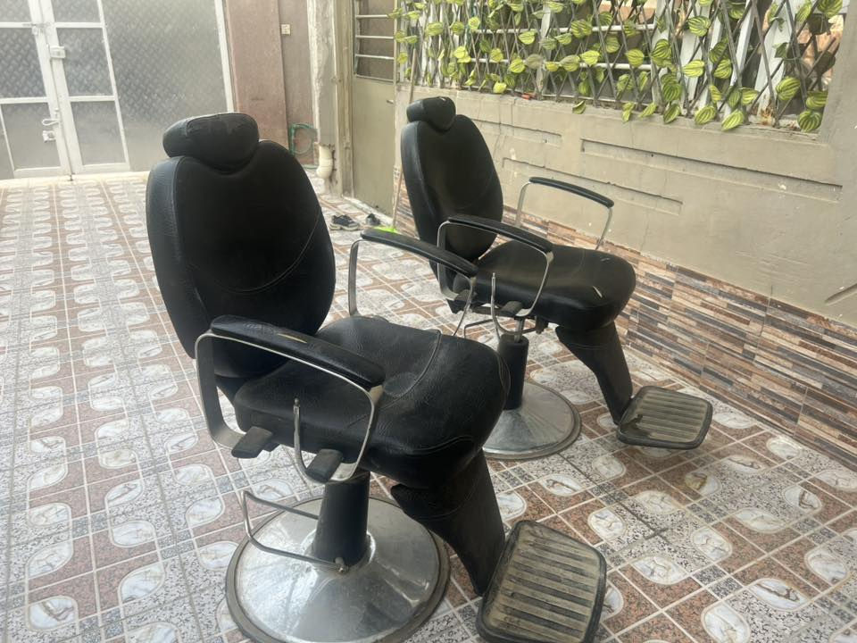 كراسي حلاقة عدد ٢ للبيع شوي تعبانات يحتاج بس تعدل صينيته السعر 75 ألف قفل 
***********

