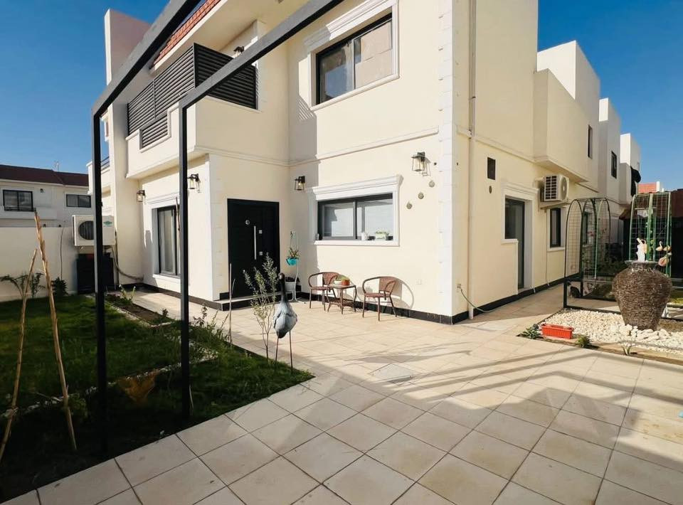 دار للبيع في مجمع السلام السكني 
🔻المساحة 200 م 
يحتوي على 
4 غرف نوم 
2 مجموعات صحية 
2 صالة 
مطبخ واستقبال 
🔻 يقع على شارع بعرض 40 م ( تجاري ) 
مقابل المول والصيدلية 
🔻 المبادرة 117 مليون القسط الشهري 520 
السعر الكلي 290 مليون 
للاستفسار اكثر زيارة مجموعة المستشار العقارية 
او الاتصال او المراسلة على الرقم التالي 
***********
