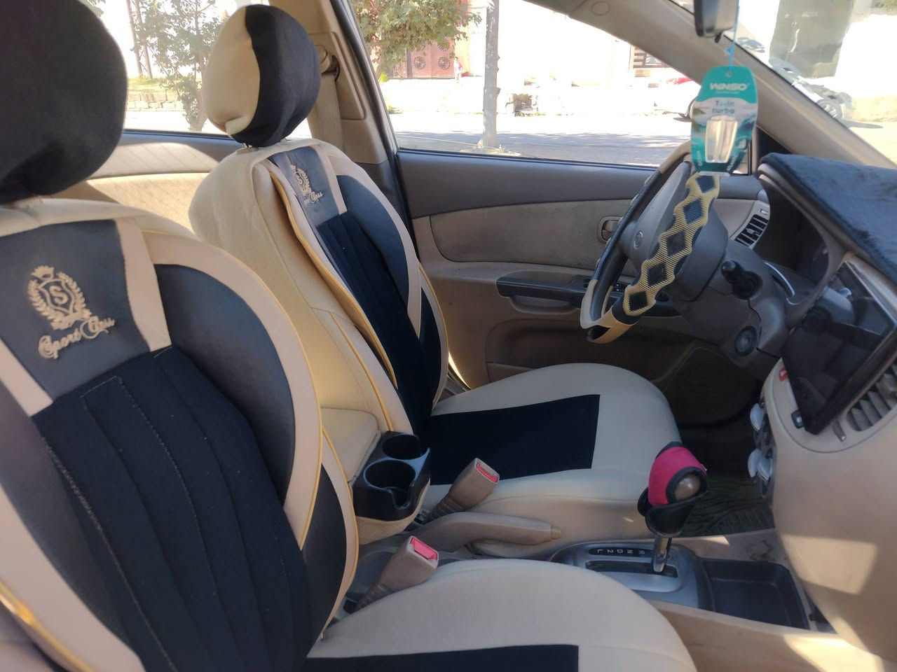كيا ريو للبيع موديل 11 والمكينة 14 بلادي
مابيها صبغ فقط البارد وبعض الملاحظات 
الكشنات والتايرات جدد والتبريد ثلج 🥶 
الهزة والسنوية جديدة التحويل شرط 
والسيارة نظيفة ماناقصها شي 
السعر 97 وبيها مجال @
للأستفسار للرقم ***********
