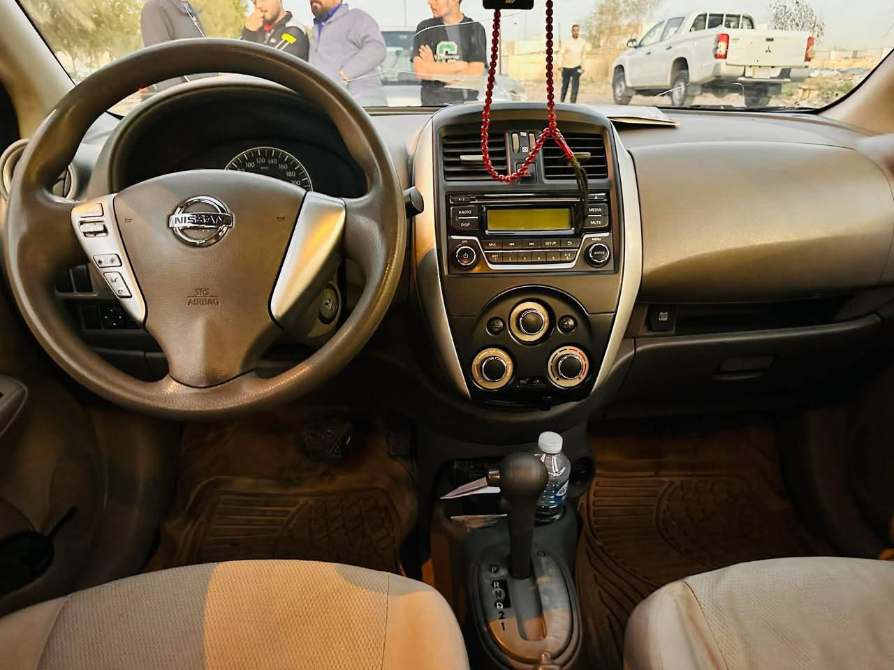 نيسان سني ٢٠١٩ ماشيه ١١٠ بيها بارد بالباب وطخه بدعاميه الخلفيه البدنه شويه معدله بالشرط برغي ممفتوح بدون اي نقص بطاقة بانزين تايرات صدر كير مكينه كله بشرط رقم جديد سنويه ٢٠٣٠ كامله ملاحضه بيها حالوب خفيف الباقي بشرط  داخلها جديد كامره خلفيه وتحكم ستيرن شرط التحويل 
 سعر ١١٢ وبيها مجال جداً بسيط 
***********
