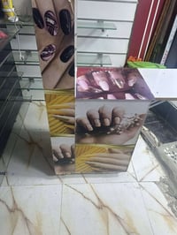 ميز اكريليك • نظيف