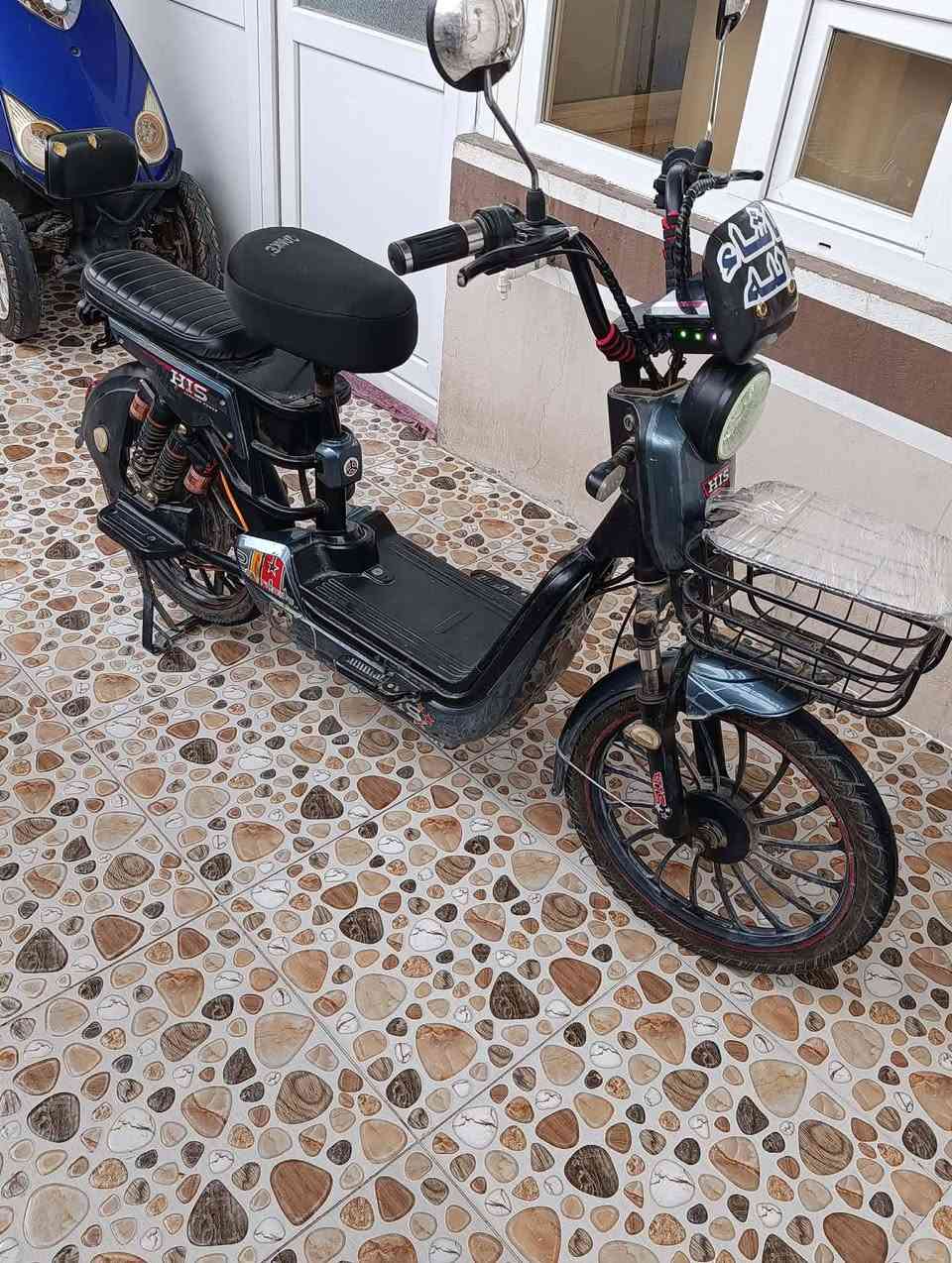 ئەم پاسکیل شەحنە حەجم 20 بۆ فرۆشتن نرخی220هەزارو موعاملە تێل بکە ***********
