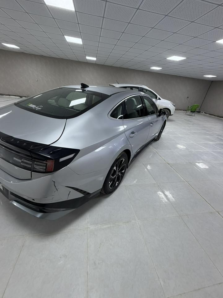 ⸻

🔥 للبيع — سوناتا 2025 (SEL) 🔥

Hyundai Sonata 2025 SEL
 • 🇺🇸 وارد أمريكي
 • 🔄 تحويل مباشر (ثاني يوم)
 • 📍 المكان: بغداد / المدائن
 • 🚗 الممشى: 15 ألف ميل

🛠️ الحالة:
 • حادث: قبق + جنطة + جاملغ خلفي
 • بدون أضرار مؤثرة على الهيكل
 • سيارة نظيفة جداً ومرتبة

⚙️ المواصفات:
 • محرك 2.5 لتر اقتصادي وقوي
 • قير أوتوماتيك
 • شاشة كبيرة + نظام حديث
 • حساسات أمامية وخلفية
 • كاميرات
 • رادار + أنظمة أمان
 • بصمة تشغيل + دخول ذكي
 • مواصفات SEL المعروفة

💰 السعر:

18,700 دولار 🔥 (بيه مجال بسيط)

📞 للاستفسار:

***********
