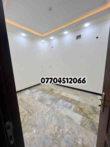 بيت 90 م  ركن درجه اولى مودرن مدخلين ☑️

يحتوي ع 4 غرف نوم وصاله ومطبخ وخدمات عدد 2 

شارع 20 م +رصيف 5 م 

الموقع الضباط 

للاستفسار

***********

***********

واتساب
