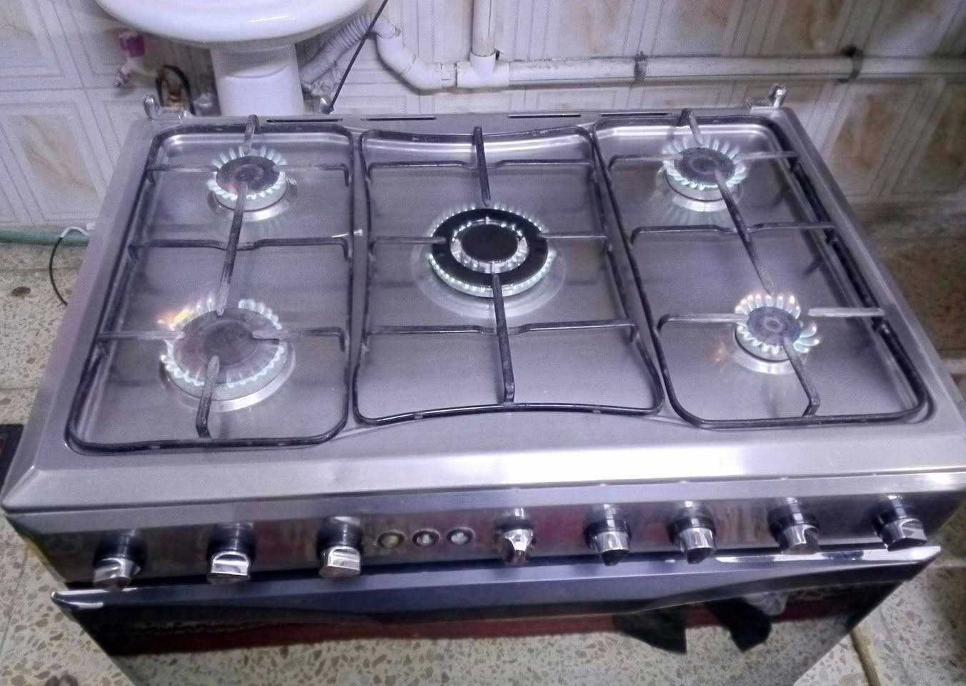 سلام عليكم طباخ مصري نيوفيرسل ٥ عيون كله يشتغل عل فحص نقص الجامه الفوك العيون والكهرباء هم مشتغل الفرن كله شغال فوك وجوه ابيع هذه الموجود ١٣٥ مكاني الكريعات للاتصال ***********
