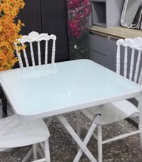 ميز • ٣ كراسي