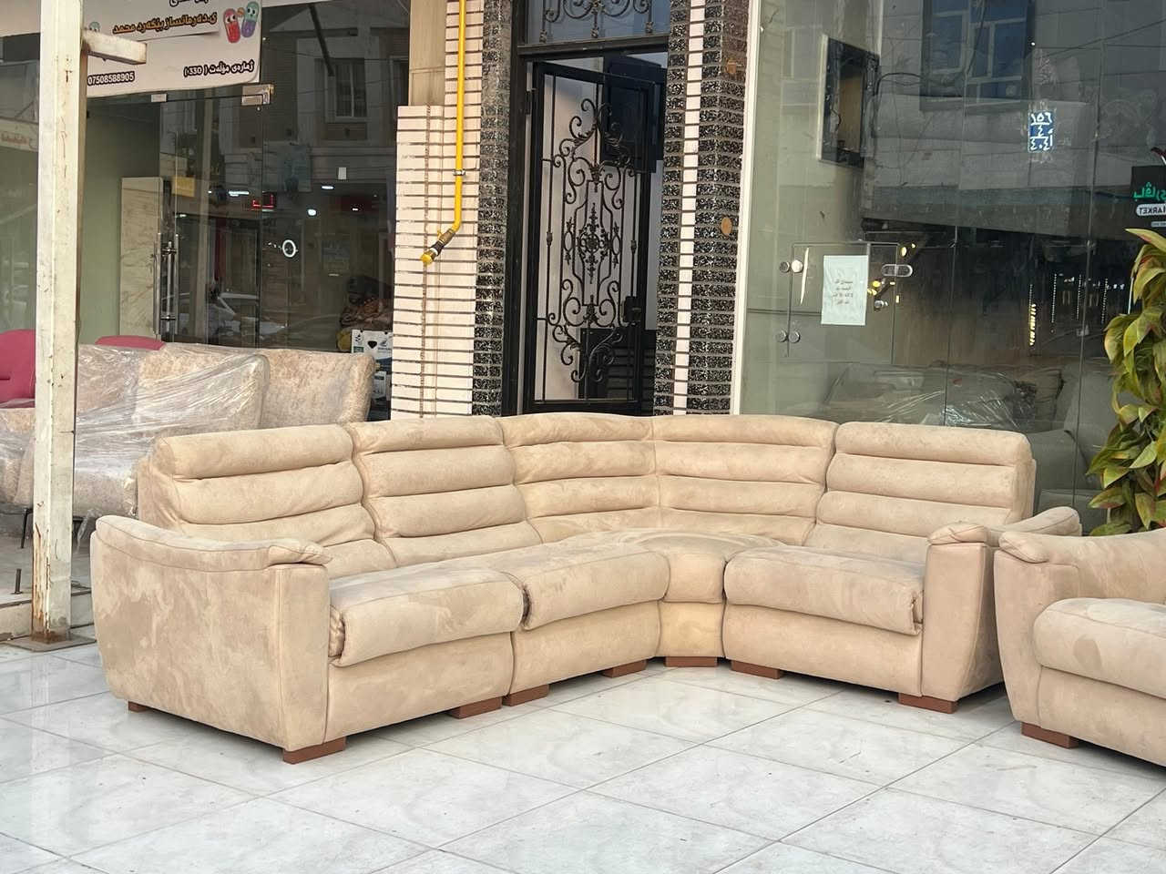 كورنر أمريكي نضافته جيده جدا تصميم مودرن بمقعد طبي سوفت امريكي فول بوليستر بقماش الشامواه وتر بروف لون بيج هيكل خشب  زان طبيعي  قياسات الكورنر ٢٧٠سم /١٩٠سم وكرسي جوكر ١٠٠سم/١٠٠سم  عنوانه اربيل زانكو ٩٩ قرب مطعم كص سنگر يوجد توصيل ل بغداد وباقي المحافظات الأخرى *********** واتساب فقط
