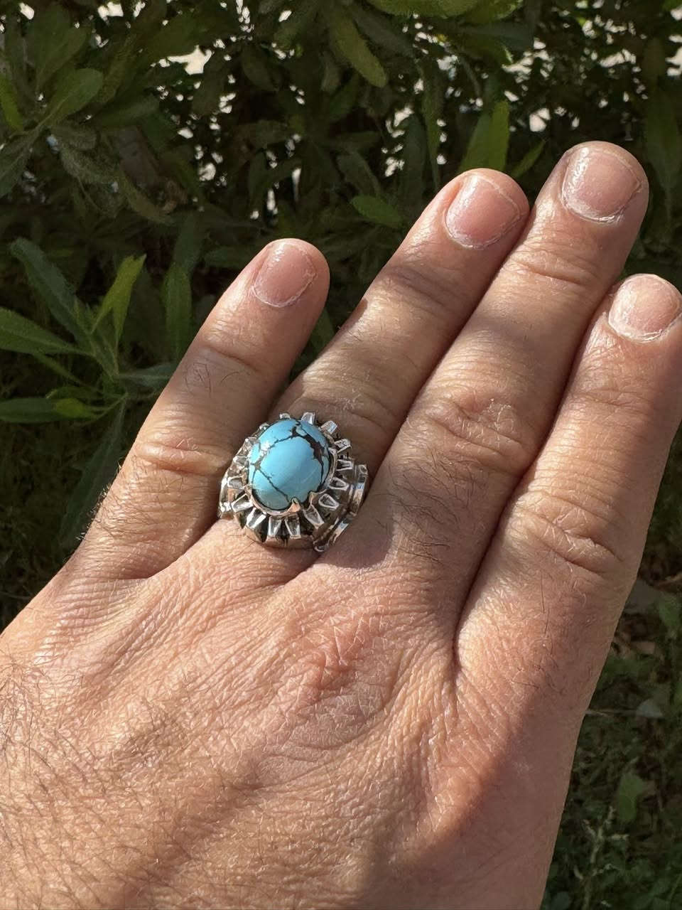 السلام عليكم
خاتم تحفه من الفيروز السينائي الحر الغير مسلط متوج بصياغه جميلة  وعيار الفضة ٩٥٠ 
ملاحضه (بيع فقط) للاستفسار اتصال او واتساب***********
