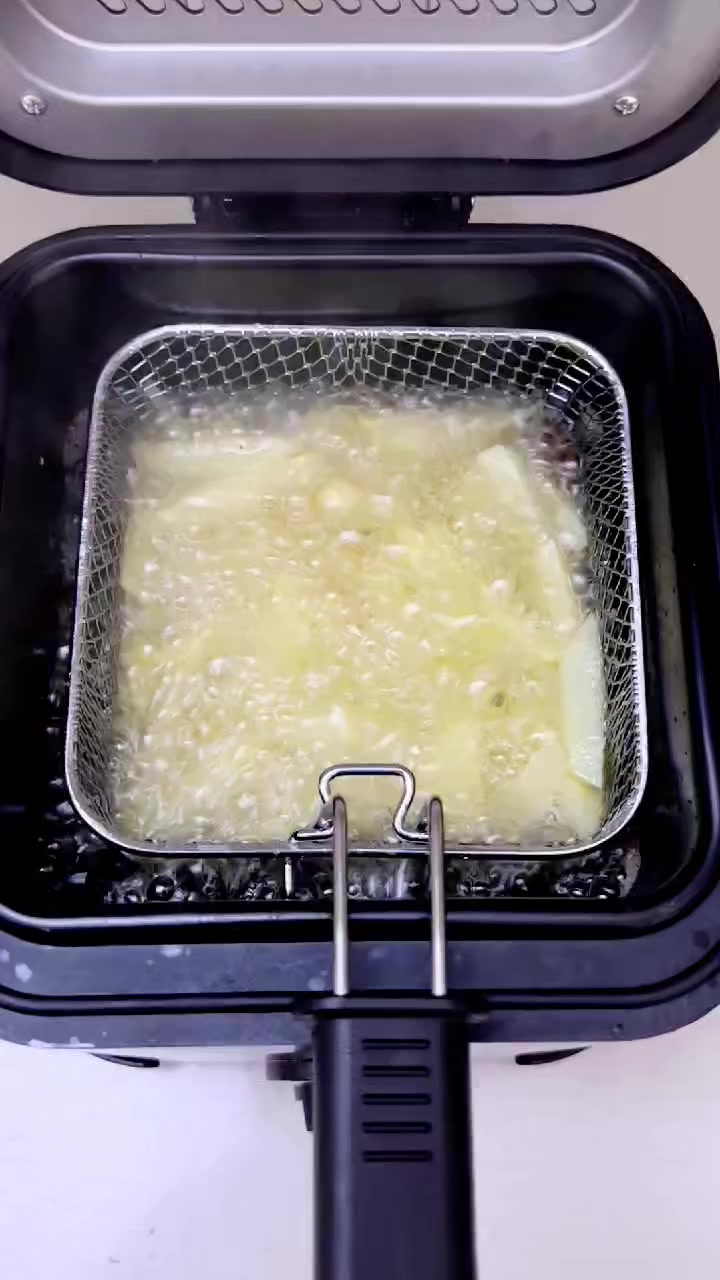 🔥 قلاية زيتية 2.5 لتر – قرمشة مثل المطاعم 😍
تحب البطاطا المقرمشة؟ 🍟
هسه تگدر تسويها بالبيت بسهولة
✔ سعة 2.5 لتر مناسبة للعائلة
✔ تحكم بدرجة الحرارة (80–190°) 🔥
✔ جسم ستانلس ستيل قوي 💪
✔ سلة داخلية سهلة الاستخدام
🎯 مثالية للبطاطا، الدجاج، والوجبات السريعة
💰 السعر: 37,000 دينار
🚚 التوصيل:
بغداد 3,000
باقي المحافظات 5,000
🎁 عرض محدود
📩 راسلنا الآن واحجز


**إذا كنت صاحب هذا الإعلان وتريد حذفه لأي سبب، رجاءا أرسل رسالة إلى الدعم الفني**