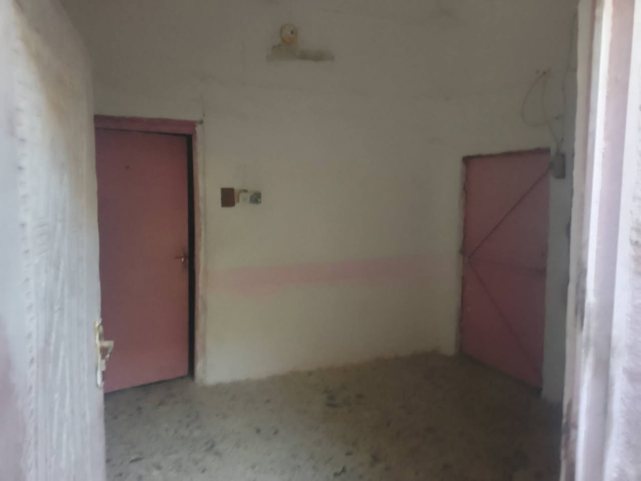 للبيع مساحه 50م فارغ مامسكون مسجل بلبلديه ومرقم يتكون من غرفه وصاله ومطبخ وصحيات  ومكشوفه درج بتونه كاشي قريب علشارع سعره 12ونص بي مجال قليل العنوان شارع المطار الجديد شارع الحوزه قرب اسواق تبوك قريب علشارع للستفسار اتصل ***********مكتب بركات الصدرين للعقار شارع الحوزه
