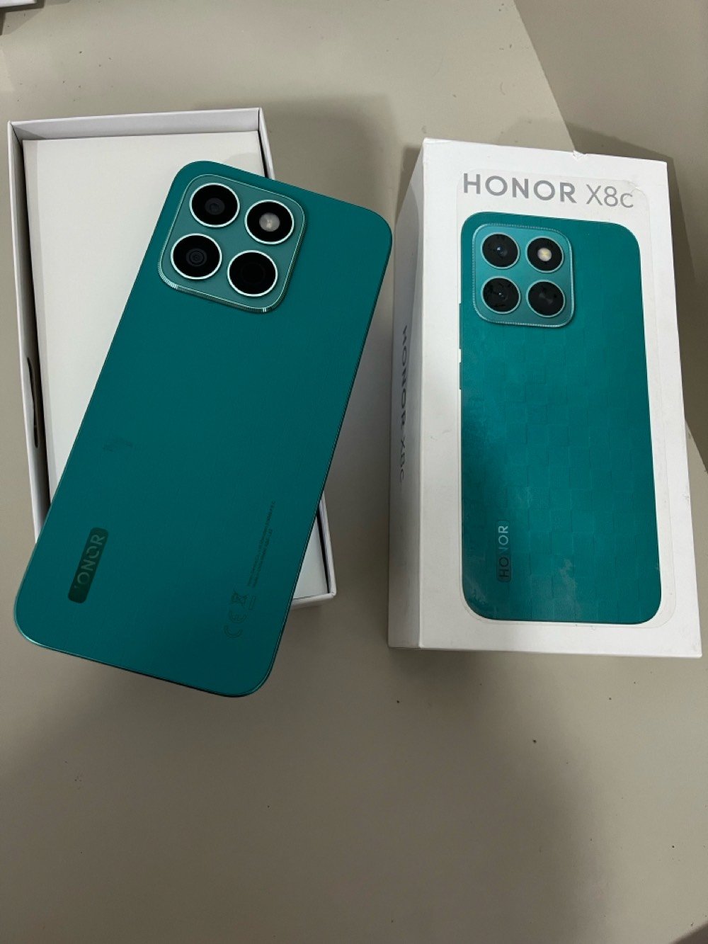 هاتف HONOR X8c جديد بلون أخضر أنيق، لم يُستخدم إلا لمرة واحدة فقط. الشاشة بحجم رائع مع كاميرا خلفية رباعية تعطي صور بجودة عالية. الجهاز يأتي في علبته الأصلية مع كل الملحقات. السعر مغري جداً ومناسب لمن يبحث عن هاتف ممتاز بمواصفات حديثة.