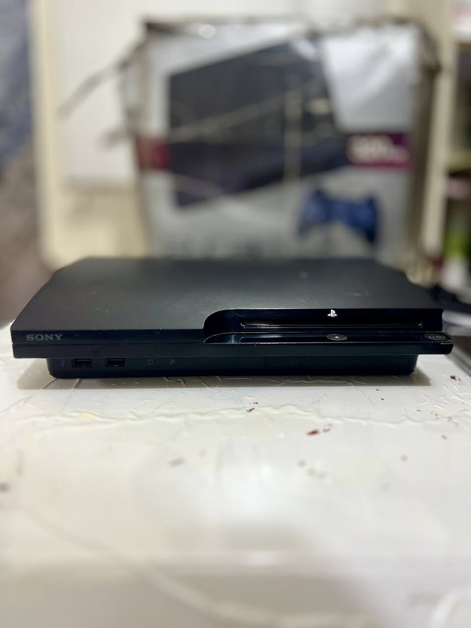 بلاي ستيشن 3 (PS3) بحالة الوكالة - (نظيف، هادئ، ومحمل ألعاب)
للبيع جهاز بلاي ستيشن 3 (PS3) بحالة ممتازة، للجهاز مواصفات تجعله قطعة نادرة:
 الحالة التقنية: الجهاز أصلي ولم يُفتح نهائياً (لم يدخل صيانة).
 الأداء: الجهاز هادئ جداً، لا يصدر أي صوت مروحة مزعج، ويشغل الأقراص (CD) بكفاءة عالية.
 المساحة: هارد داخلي 320 جيجا + هارد خارجي 500 جيجا (مساحة عملاقة).
 الألعاب: أكثر من 36 لعبة من العيار الثقيل، منها لعبة PES 26، ومجموعة كاملة من أفضل ألعاب الأكشن والمغامرات (GTA V، God of War، وغيرها الكثير).
 الجودة: يدعم دقة العرض العالية (Full HD / 1080i) لتعطيك أفضل تجربة بصرية.
 الملحقات: يدتين (عدد 2) أصلية + كيبل شحن + كيبل HDMI.
 ميزة إضافية: الجهاز مهكر، وأنا خبير في هذا المجال، يعني أي لعبة ببالك أقدر أنزلها لك وبكل سهولة.
السعر: 165,000 دينار عراقي ( وبي مجال )
المكان: بغداد - مدينة الصدر.
الجهاز "لقطة" للمهتمين، فقط اشترِه وابدأ باللعب مباشرة.
للاستفسار أو الشراء، يرجى مراسلتي على الخاص.


**إذا كنت صاحب هذا الإعلان وتريد حذفه لأي سبب، رجاءا أرسل رسالة إلى الدعم الفني**