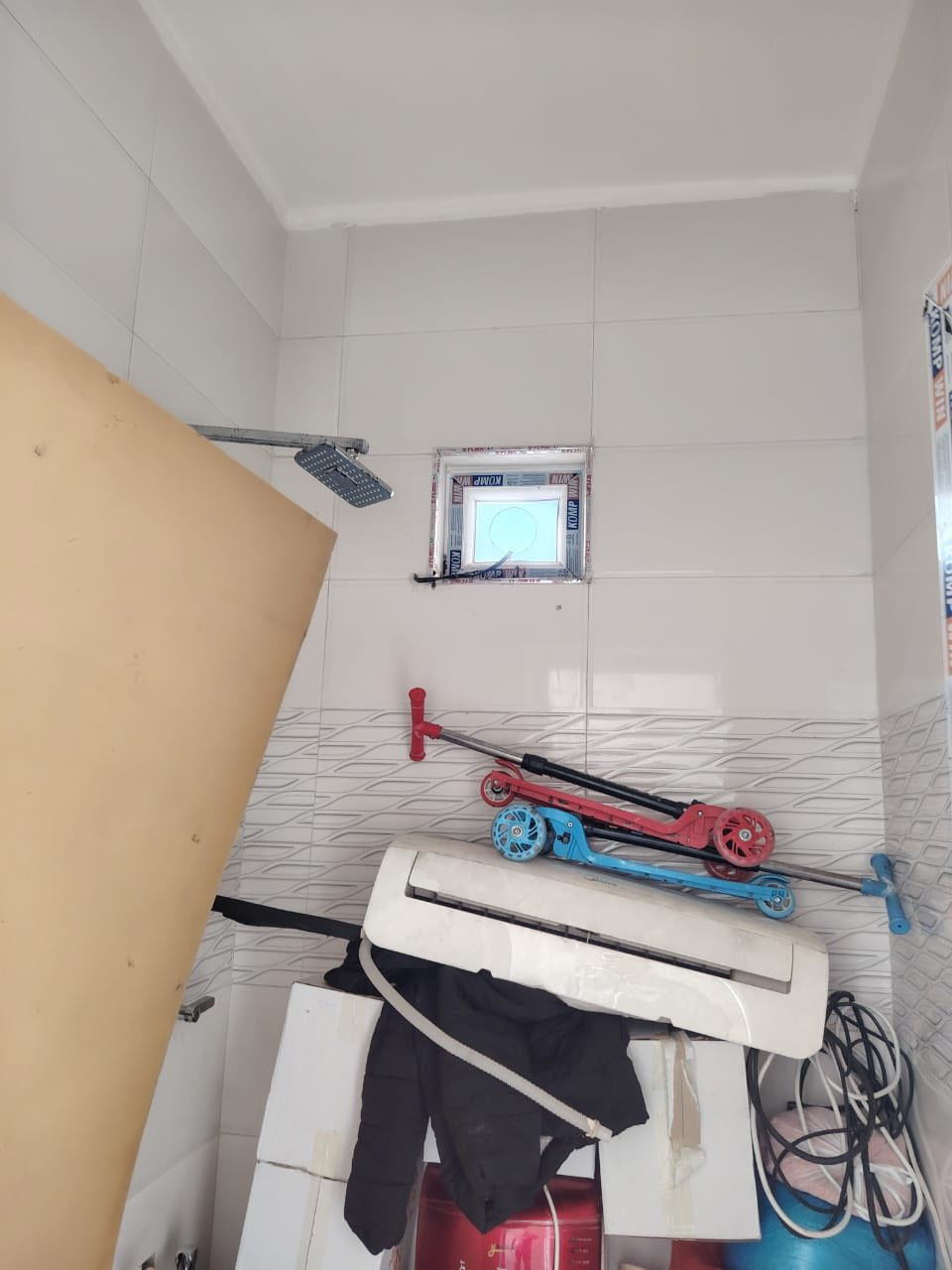 البيع دار مساحه 100م
منطقه الدوانم مقابيل سويب 
طابقين 
طابق اول صاله ومطبخ وغرفه نوم وخدمات
طابق الثاني غرفه نوم وخدمات 
بناء نضيف 
سعره70بي مجال
خدمات المنطقه كامه مي تبليط 
اتصال ع ارقام  
***********
***********
