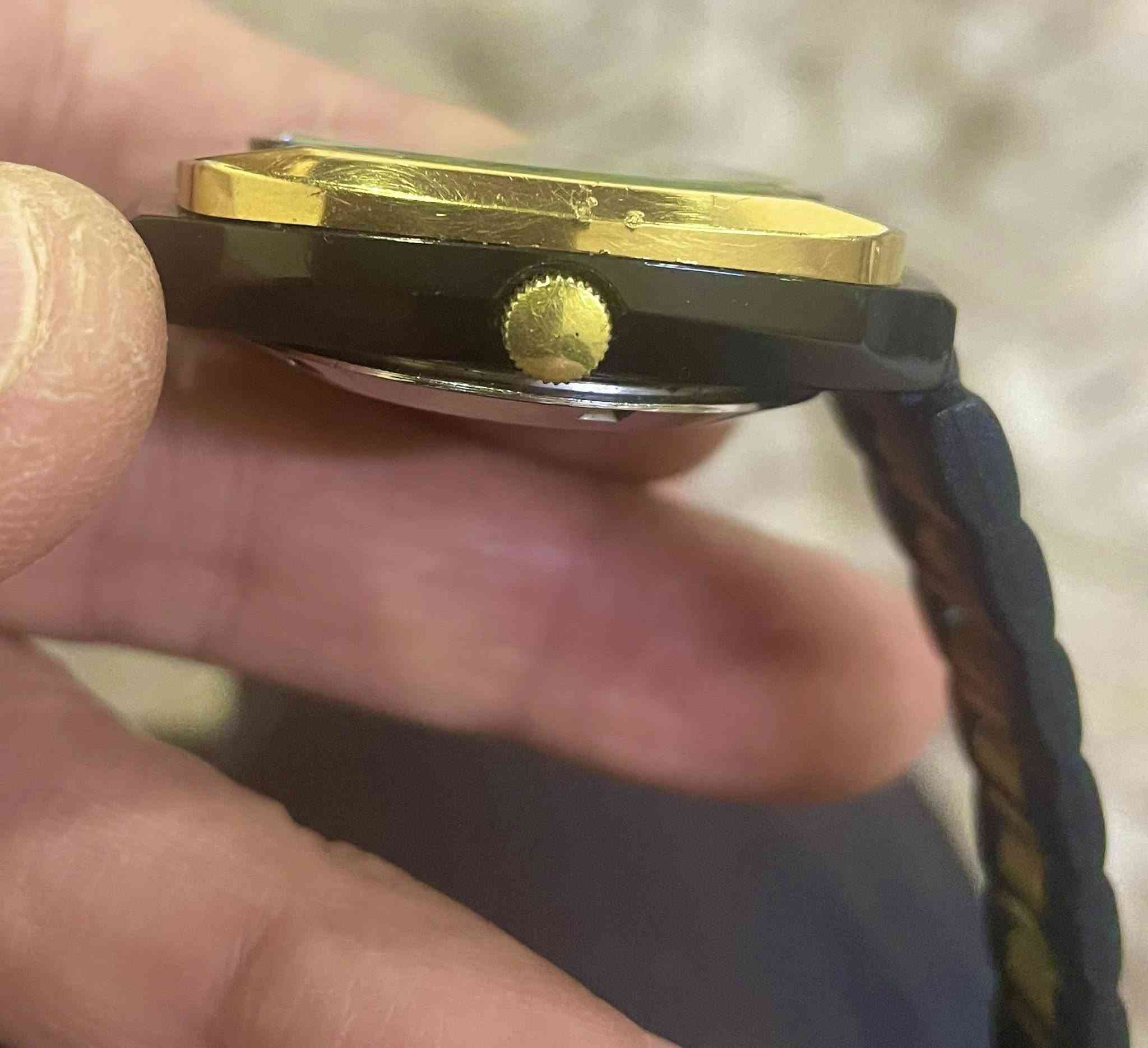 ساعة رويس(Rowyce) سويسريه أوتماتيك فنتج السبعينيات القطر 38 -40 ملم الهيكل طلاء ذهبي ثابت 
السير والبوك مستبدل
نافذة للتاريخ اليومي والشهري 
نظافة الساعة ممتازه
وقت مضبوط جداً جداً
السعر 145 ألف 
للمهتم خاص ***********
المكان كركوك يوجد توصيل
