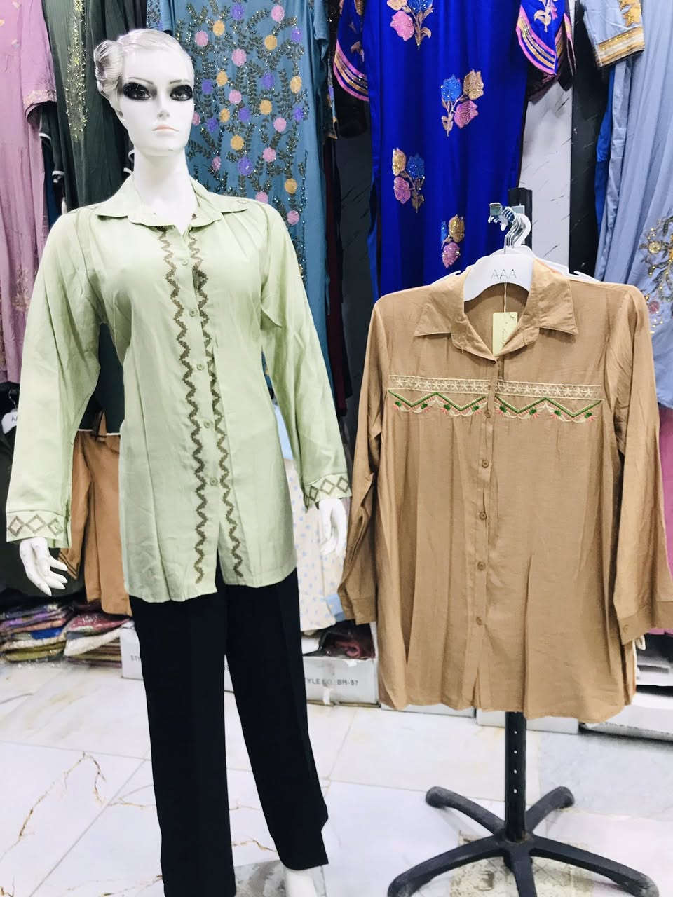 جديدنا.. القميص الطويل اللي يجمع الستر والجمال! ✨👗
​لكل وحدة تدور على "لوك" مريح ونازك، وفرنا لكم تشكيلة من القمصان الطويلة بتطريزات هندسية تخبل.
​الخامة: قماش ناعم وبارد، مثالي للأجواء المتغيرة.
​التفاصيل: تطريز ناعم على الصدر وردان لإضافة لمسة تراثية مودرن.
​الألوان: توفرت بألوان تجنن (السماوي، البيج، الزيتوني الفاتح، والآجري).
​📍 العنوان: المسيب - السوق الكبير - سوق محلات الذهب - مقابل أبو فاطمة للفرفوري.


**إذا كنت صاحب هذا الإعلان وتريد حذفه لأي سبب، رجاءا أرسل رسالة إلى الدعم الفني**