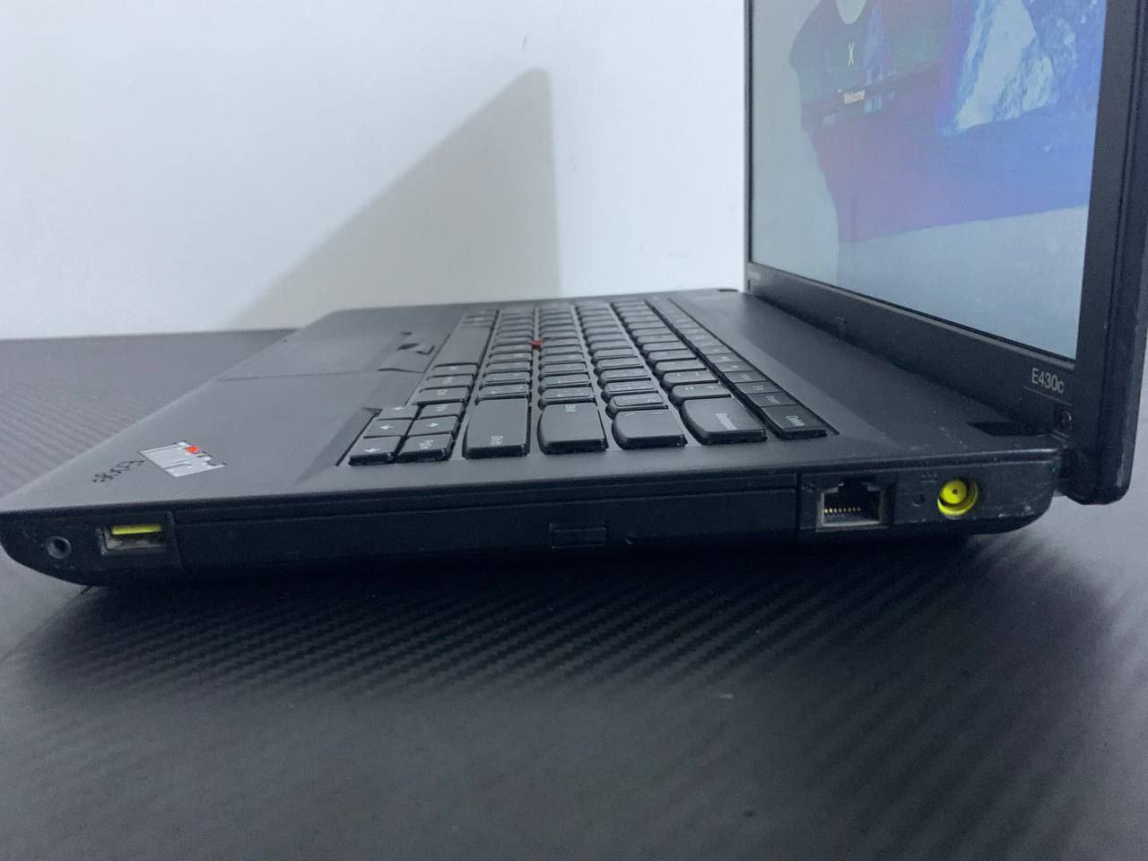 حاسبة للبيع بسعر 105 الف
‏
‏مناسبة للدراسة والبحوث والاعمال المكتبية ولاي شيئ تحتاجه 👍
‏ معالج Core i3 الجيل الثاني 
‏رام 4GB D
‏هارد 320GB — تخزّن كل ملفاتك وألعابك براحتك
‏شاشة 14 إنج HD — واضحة، ألوانها نظيفة 
‏
‏وياهه ملحقات كاملة (ماوس،  ماوس باد، شاحنته الاصلية، وحقيبة)
‏
‏يتوفر توصيل كل المحافظات مجانا
‏ضمان 10 ايام في حال وجود اي خلل او مشكلة استبدله الك مع هدية 🌹 
‏متواجد ماسنجر
‏واتساب *********** 
‏
