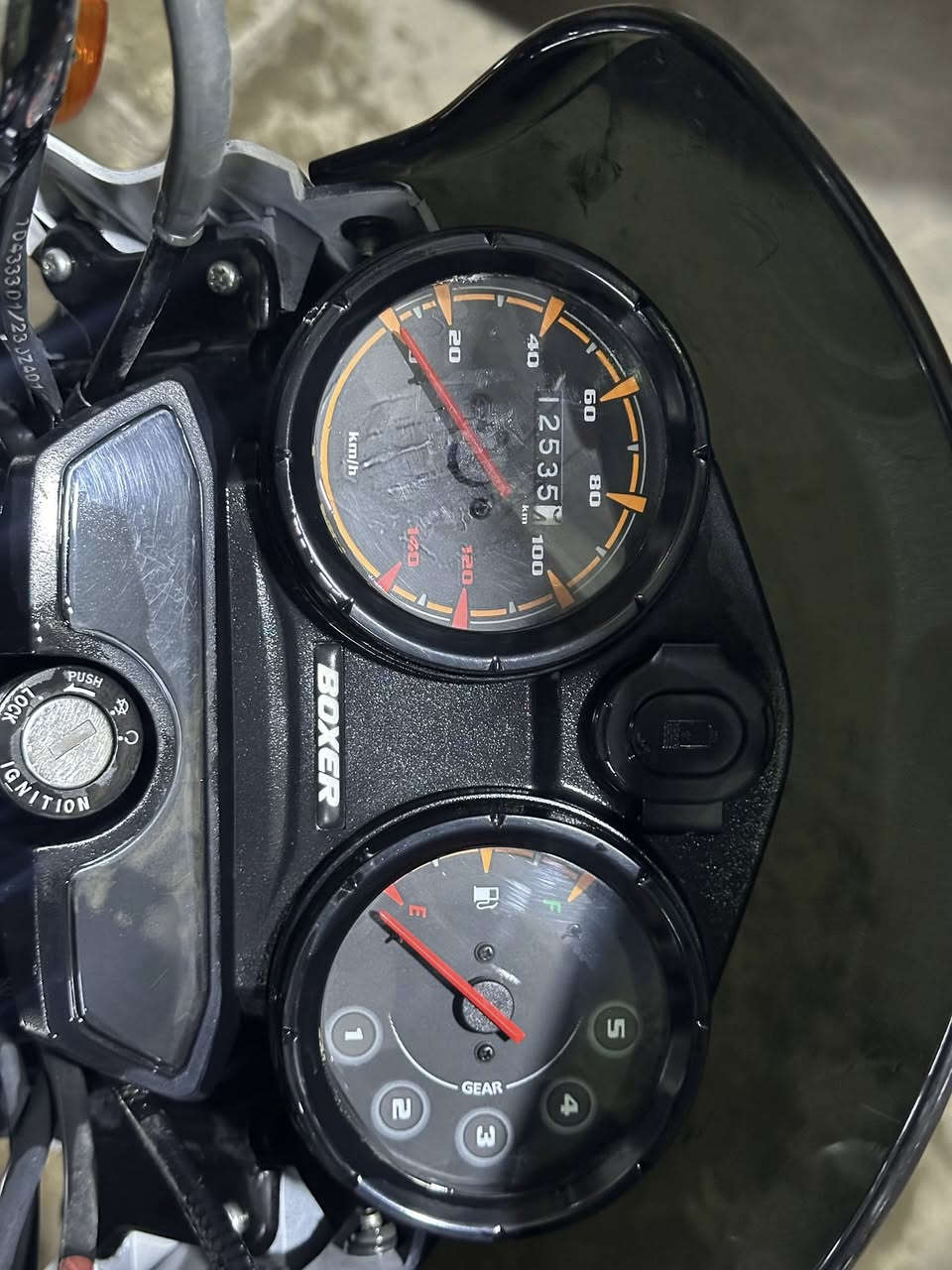 بوكسر للبيع 
موديل :2023 نزلتها رنبه قبل 5اشهر 
ماشيه :12الف  مثل ما موجود بالصورة 
 رقم: نجف + سنويه تحويل ثاني يوم 
كل شي بيها بلادي ما مبدل شي منها غير اللايت كلشي بيها مكفول 
محرك ما مفتوح ابداااً 
السعر : مليونين و تسعمئة 
2900 وبيها مجال بسيط
الشراي ادخل واتس على الرقم 👇🏻
 ……………………..  ***********
