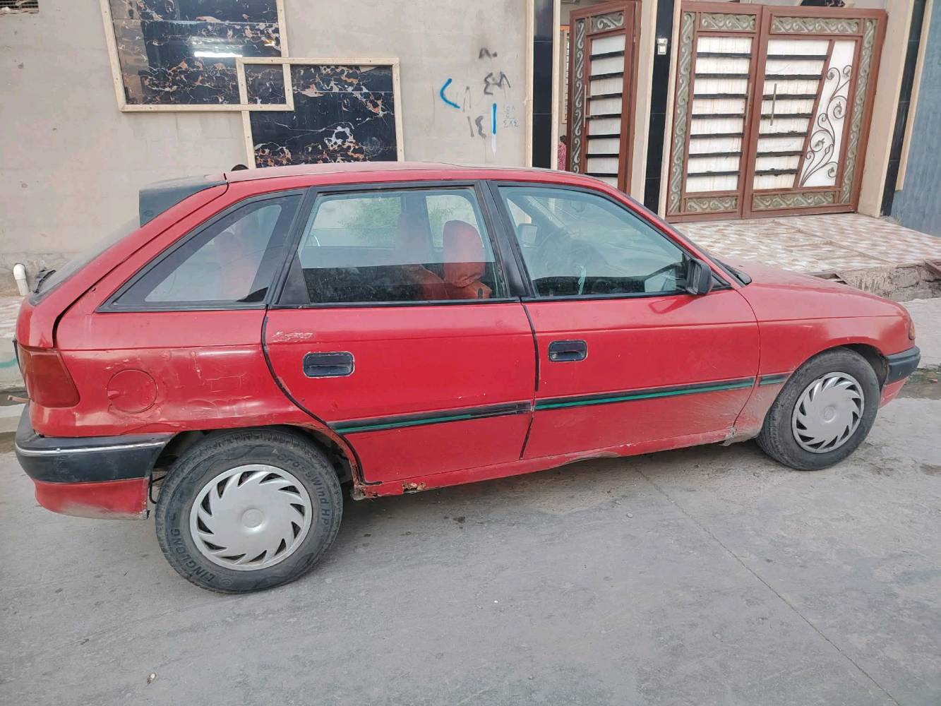 استرا موديل هاش باك 92 رقم نينوى باسمي السنوية لل27 بيه كوبون بانزين مصبوغة حزام كير ومحرك شرط ييها خياس دوائر ودوسات سعرها 28 $ رقم تلفون  *********** او  ***********
ممكن تذكرون الموقع/المنطقة بالضبط وين متواجدت السيارة حتى المشتري يگدر يعاينها؟: 
موصل /حي التحرير
هل تكدرون توضحون هل المحرك والگير أصليين على موديل أسترا 92، وشنو سعة المحرك إذا معروفة؟: 
محرك 16 شرط
بالنسبة للهيكل والشاصي، هل بيها أي حوادث أو رش/معجون غير الشغل المذكور، أو صدأ مهم خصوصاً بالأبواب والعتبات؟: 
مصبوغة حزام
الطايـرات والبراغي/الدسّات شحال وضعهن هسه، وهل بيهن شي يحتاج تبديل قريب؟: 
الاطارت بحالة جيدة 
السعر المذكور نهائي لو بيه مجال للسوم؟ وهل أكو أي ملاحظات أو قطع إضافية راح تنطوها ويا السيارة؟: 
بيها مجال للسوم او مراوس