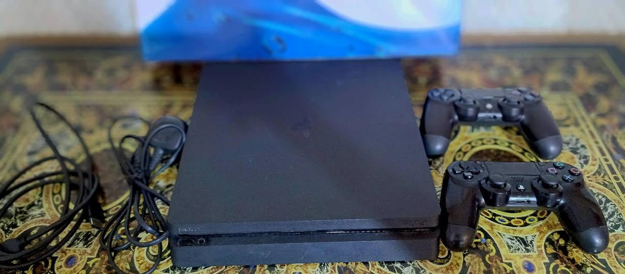 🎮 للبيع: بلي 4  سلم مهكر - 500GB 🎮
🔹 الحالة: نظيف كلش  شبه جديد، مع الكرتون الأصلي.
🔹 السعة: 500GB.
🔹 النسخة: PS4 Slim مهكر.
🔹 الملحقات: كاملة (سلك الكهرباء + HDMI  )
🔹 اليدات 2:
✅ يده صلية 
✅ يده تجاريه 

🎮 الألعاب المثبتة خمس العاب 
GTA V
Red Dead Redemption 2
FIFA 2026
Call of Duty
Uncharted 4

✔️ الجهاز شغال ، بدون أي مشاكل، استخدام خفيف ونظيف.
📍 المكان : (البصره )  السعر: ( 340ألف وبيه مجال )
للتواصل  ***********
