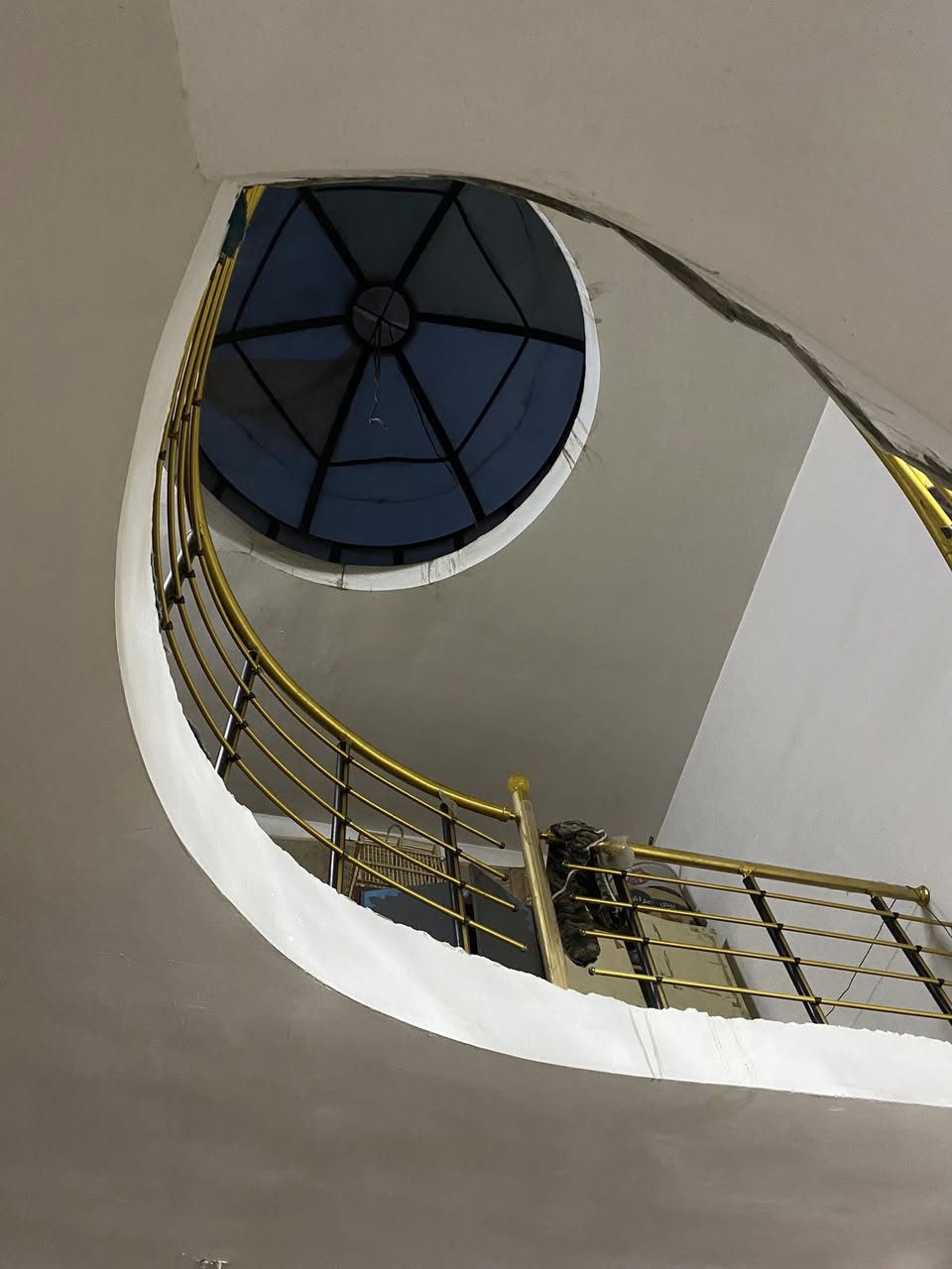 دار للبيع في منطقه البلديات واجه 5 نزال 20 3 قوط كامل خدمات حمامات 3 مساحته الدار 100 متر في منطقه البلديات داخل فرع جامع سيد صلاح المكصوصي *********** تواصل خاص او واتساب موجود 170 بي مجال بسيط
