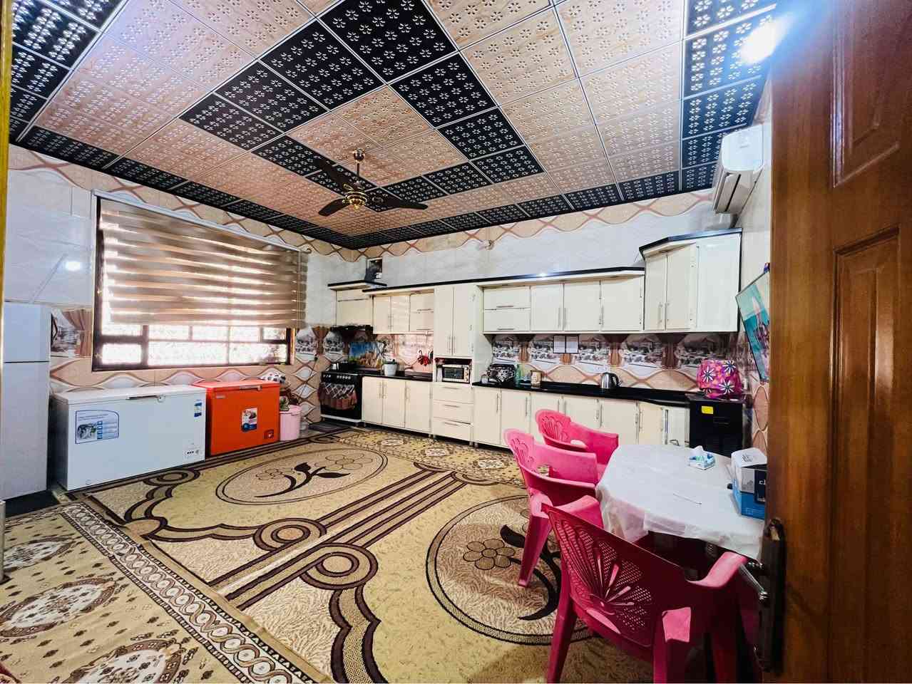 السلام عليكم ورحمة الله وبركاته

دونم طابو زراعي سند 25 
على طريق الزوار (طريق كربلاء طويريج) قرب عمود 268

الدونم مخدوم جداً ويحتوي على عدد كبير من النخيل 
يحتوي على دار بمساحة 400 متر تقريباً 
الحديقة الأمامية بمساحة 400 متر وأكثر 
الإستقبال 12 متر في 5
وصالة كبيرة 8 متر في 6
ومطبخ 6 متر في 5 
وغرف نوم عدد 2 ،  5 متر في 4 (غرفة سويت) 
ومجمع صحي 
الأرضية بورسلين درجة أولى 
كذلك توجد صحيات خارجية للزوار عدد 3

علماً ان الدونم ييعد عن الشارع الرئيسي (طويريج كربلاء) مسافة كيلو و200 متر تقريباً (الشارع تبليط)، وعن التبليط الفرعي مسافة 60 متر تقريباً . 

له طريقين .. الاول من قناة كربلاء والثاني من طريق كربلاء طويريج 
للإستفسار الإتصال على الرقم أو على الواتساب 
*********** كربلاء, العراق
