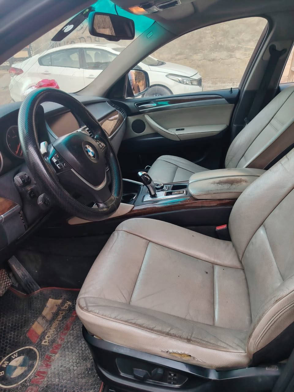 Bmw /X6. 2011 

مكينه 6 سلندر 3.5 تون باور تيربو ديزل 

كير اوتو 

المواصفات

بصمه 

سلايد 

شاشه كبيره

سيدس جنجر

ماوس تحكم

 5 كامرات 360 

رادارات 

هاند بريك بصمه

تحكمات ستيرن

شفتات ستيرن

اوتو هولد

كشنات جلد

كشنات كهرباء

كشنات خرن ميموري 

داخل لون عسلي + صاج

قطعتين تبريد

بردات بل ابواب

ويل كب قياس 19 

صندوك كهرباء 

لايتات زينون بلاد

بك لايت LED 

رقم أربيل 

مكان السياره بغداد 
 ***********
السعر ١٠٠
