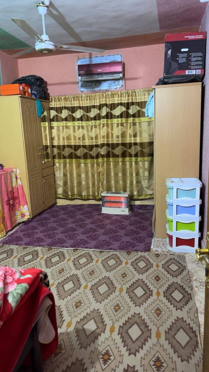 بيت للبيع في الزبير شارع الجاهزه خلف مول الكوخ يعني خلف شارع الجاهزه مباشرة على شارع عرض ١٢ متر خدمات ماء كهرباء مجاري داخله عليه شركة النرجس ما باقي فقط التبليط الرصيف كامل موقع ممتاز من أرقى مواقع الزبير طابو ملك صرف
مساحة البيت ٣١٥ متر واجهة ١٢ ونزال ٢٦ البيت طابقين 
الطابق الارضي يحتوي على
٤ غرف منام 
ديوان استقبال خارجي وكراج يسع سيارتين وهول داخلي وصاله ومطبخ ومناور على طول وعرض البيت
 و ٥ حمامات خارجيه وداخليه وماستر
ومخزن 
والطابق الأول يحتوي على 
غرفتين منام وحده ماستر روم 
وحمامات عدد ٢ 
وصاله كبيره 
ومخزن
وسطح خارجي 
البيت موقعه كلش حلو من أرقى مواقع الزبير خلف الكوخ مباشره
وكامله خدمات كلهة عدا التبليط عن قريب 
السعر  ٤٥٠ مليون قابل للتفاوض
للاستفسار ***********.
الببت يكفي اكثر من عائله ومساحه كبيره وموقع راقي وداخله بي الخدمات وأي إستفسار انه حاضر
