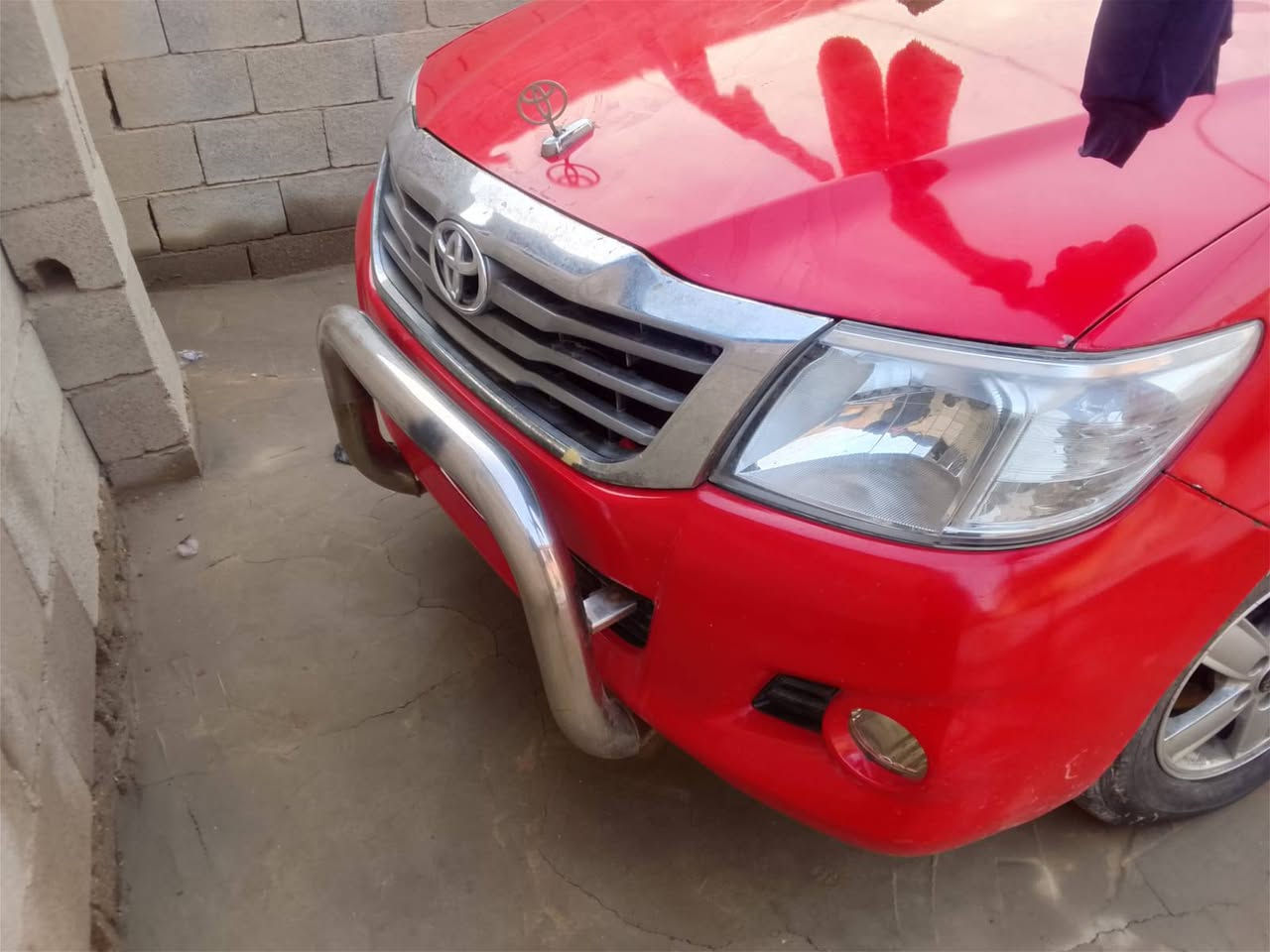 سلام عليكم للبيع هايلوكس 2013 كير عادي شاصي 19كويتي رقم واسط سنويه بعد الها شهر وتنتهي تحويل ثاني يوم سياره غير مكفول بيها ملاحضات بصيطه سياره نضيفه كير ومحرك كفاله حداديه جديده تخم تاير السعر145وبيها مجال قليل المكان ميسان للاستفسار اتصل ***********
