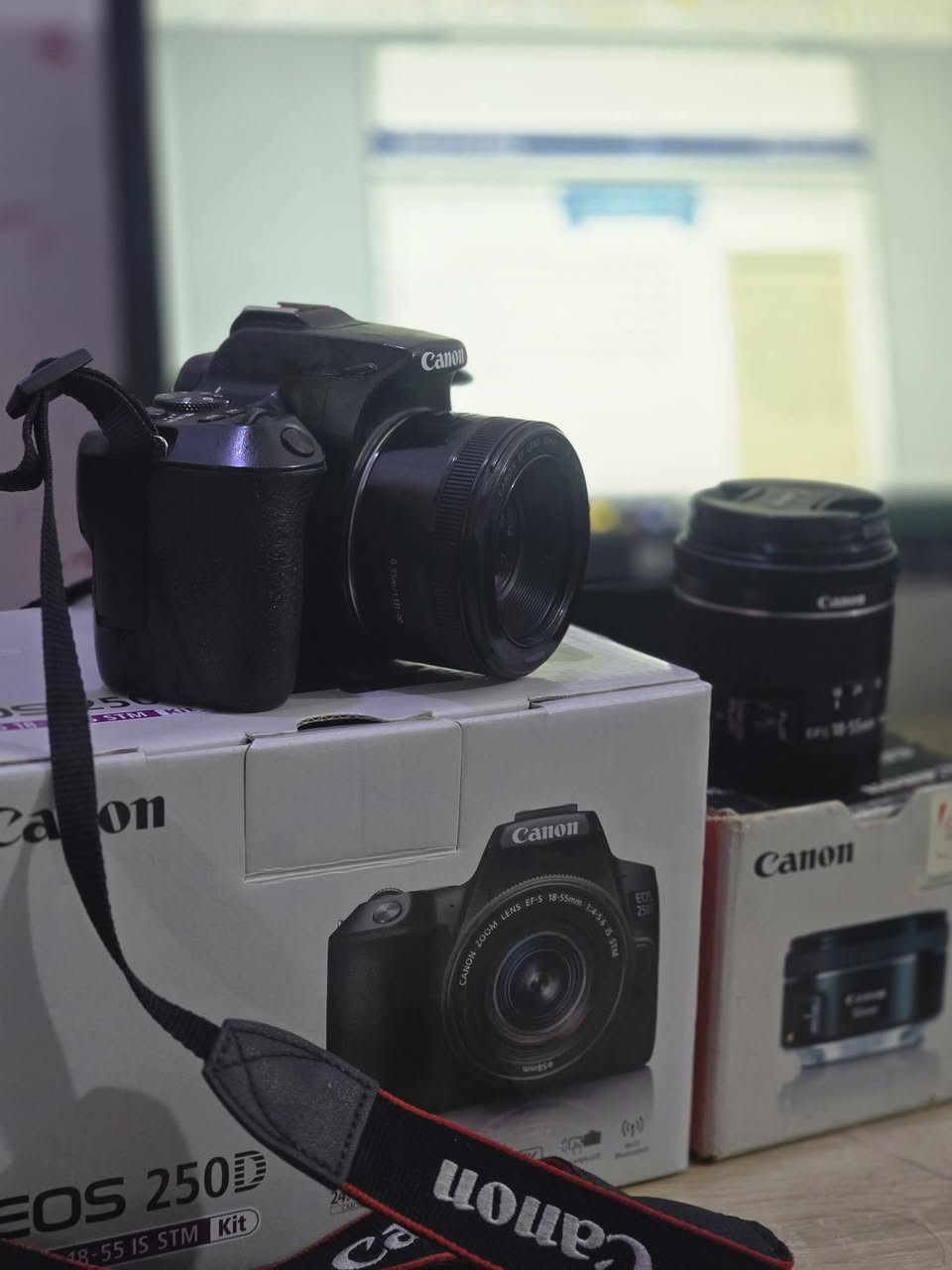 كانون D250 للبيع 
استخدام بسيط جدا ...
الكامرة مع كامل الملحقات 
عدسة 50m فتخة 1.8
عدسة 18_55  كت الشركة 
العنوان .ذي قار  
السعر 675 الف دينار عراقي 
***********

