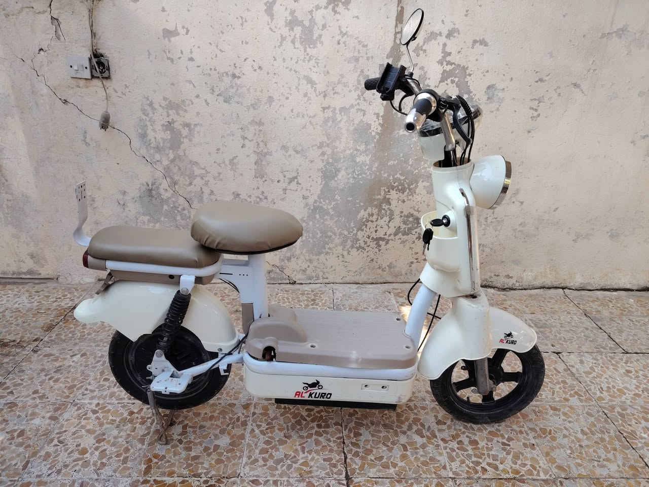 سلام عليكم ورحمه الله وبركاته
دراجه شحن نوعيه سبورت
شغال كامل بس بدون بطاريات 
السعر (100) الف
مكاني #الموصل دواسه خارج فرع المطورات
رقم الهاتف للتواصل (***********)
