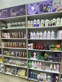 اغراض كوزمتك للبيع مع فاترينات للستفسار07719782043