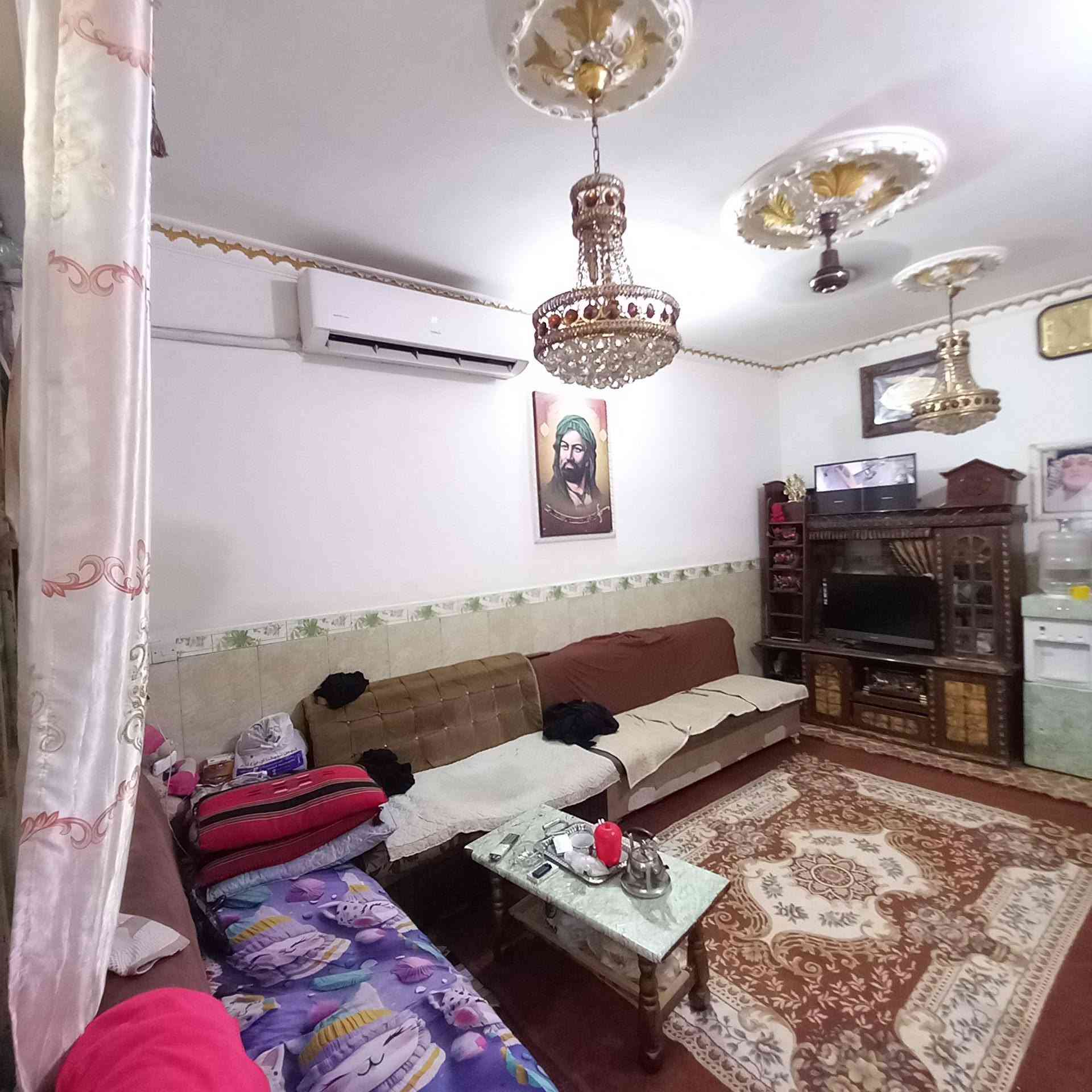 السلام عليكم بيت للبيع المساحه 75 ثلاث غرف نوم مكان حسينيه مال راشديه شارع ابو سمير قرب افران البشير سعر 67 وبي مجال***********
