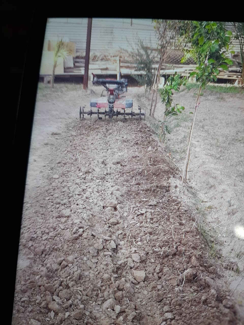 السلام عليكم موجود كاروبة لحرث الحدائق والبساتين ناخذ عالساعة ١٥الف الاتصال عالرقم ***********
