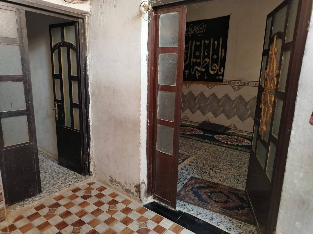 🏡 بيت  للبيع في حي الجمهوري
​الموقع: حي الجمهوري – قرب ملعب الاتفاق
​📐 المساحة والتصميم الداخلي
​المساحة الإجمالية: 75 متر مربع.
​الطابق الأرضي (بناء طابوق حديث):
​إستقبال
​غرفة نوم
​صالة + مطبخ
​مجموعات صحية
​منور صغير لتهوية وإضاءة طبيعية
​الطابق الثاني (بناء ثرمستون):
​غرف نوم عدد (2)
​📞 للتواصل والاستفسار
​يرجى مراجعة مكتب دبي للعقارات أو الاتصال مباشرة:
​رقم الهاتف: ***********
​عنوان المكتب: سايدين الجمهوري – مقابل مدرسة القدس – قرب جامع الحكيم – مجاور صيدلية الساقي.
