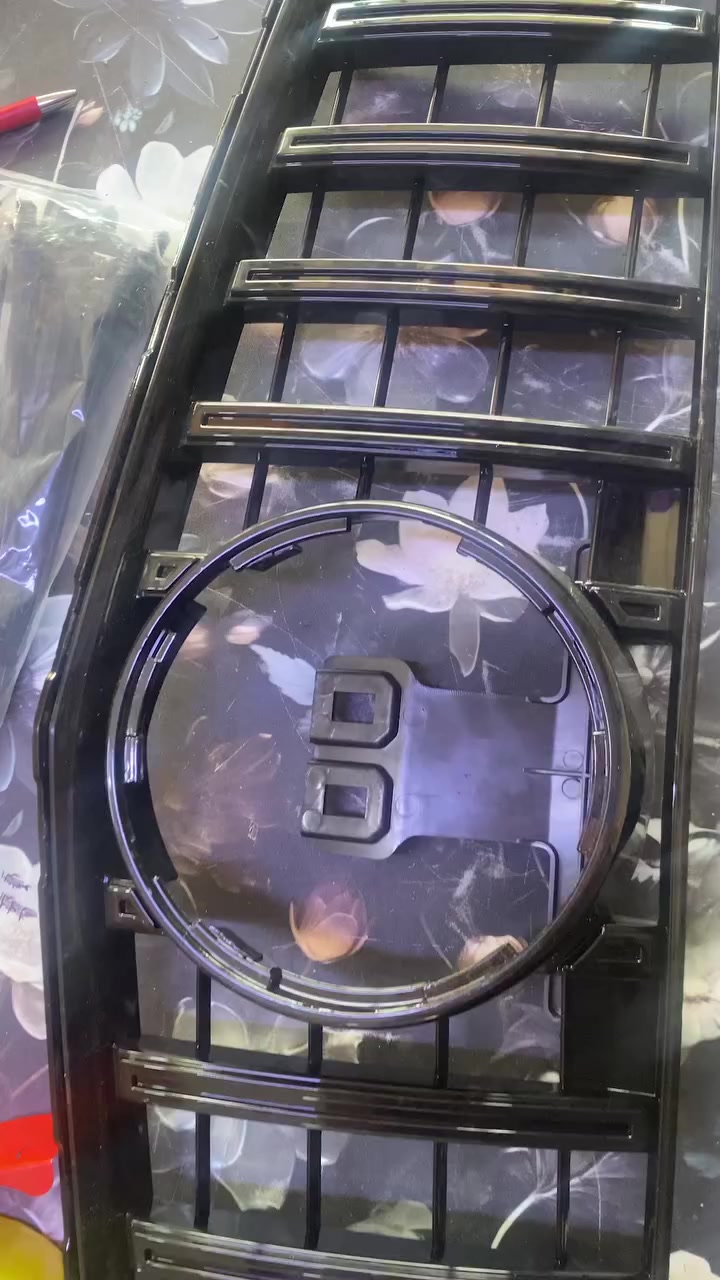 سلام عليكم 
 شبك أمامي (Front Grille) أسود لامع لسيارة مرسيدس-بنز. 
متوافق مع طرازات مرسيدس GLC أو GLE.
يتميز بتصميم عصري باللون الأسود اللامع بالكامل.
يتضمن فتحة مخصصة لتركيب شعار مرسيدس في المنتصف.
المنتج مصمم لتعزيز المظهر الرياضي للسيارة وتحسين تدفق الهواء.

اعلى سعر ابيع


**إذا كنت صاحب هذا الإعلان وتريد حذفه لأي سبب، رجاءا أرسل رسالة إلى الدعم الفني**
